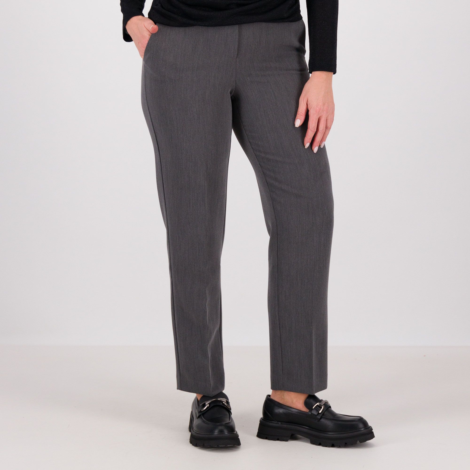 EXTESA
Pantaloni tinta unita
con bottoni a vista
e tasche