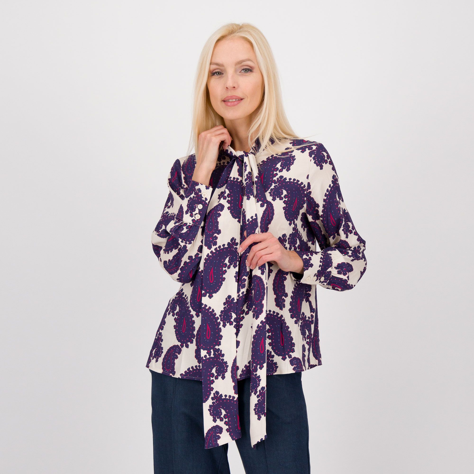 Olly Doo
Camicia in twill
di viscosa stampata
collo a sciarpina