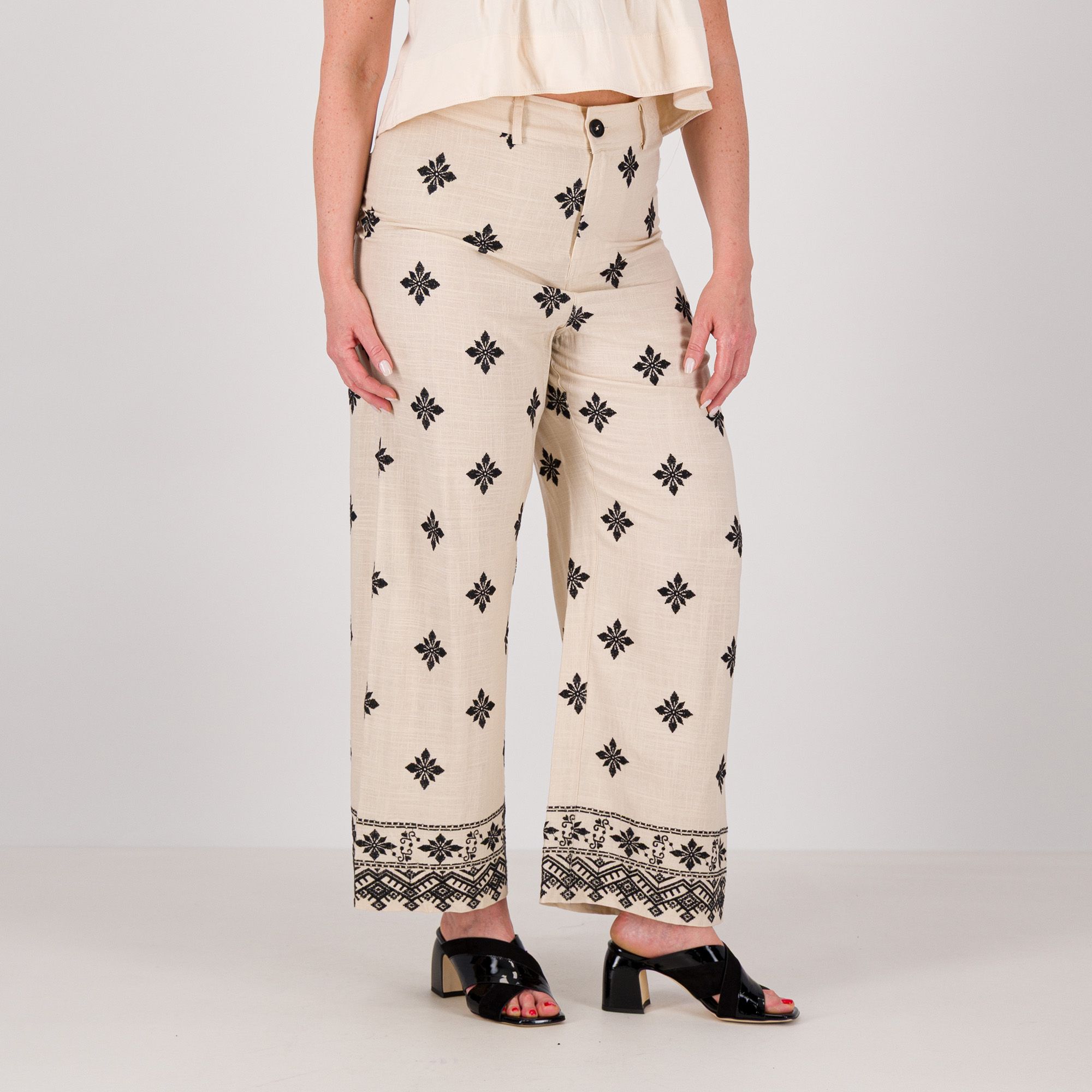 Parker & Rowe
Pantaloni ampi con
ricamo all over in
viscosa