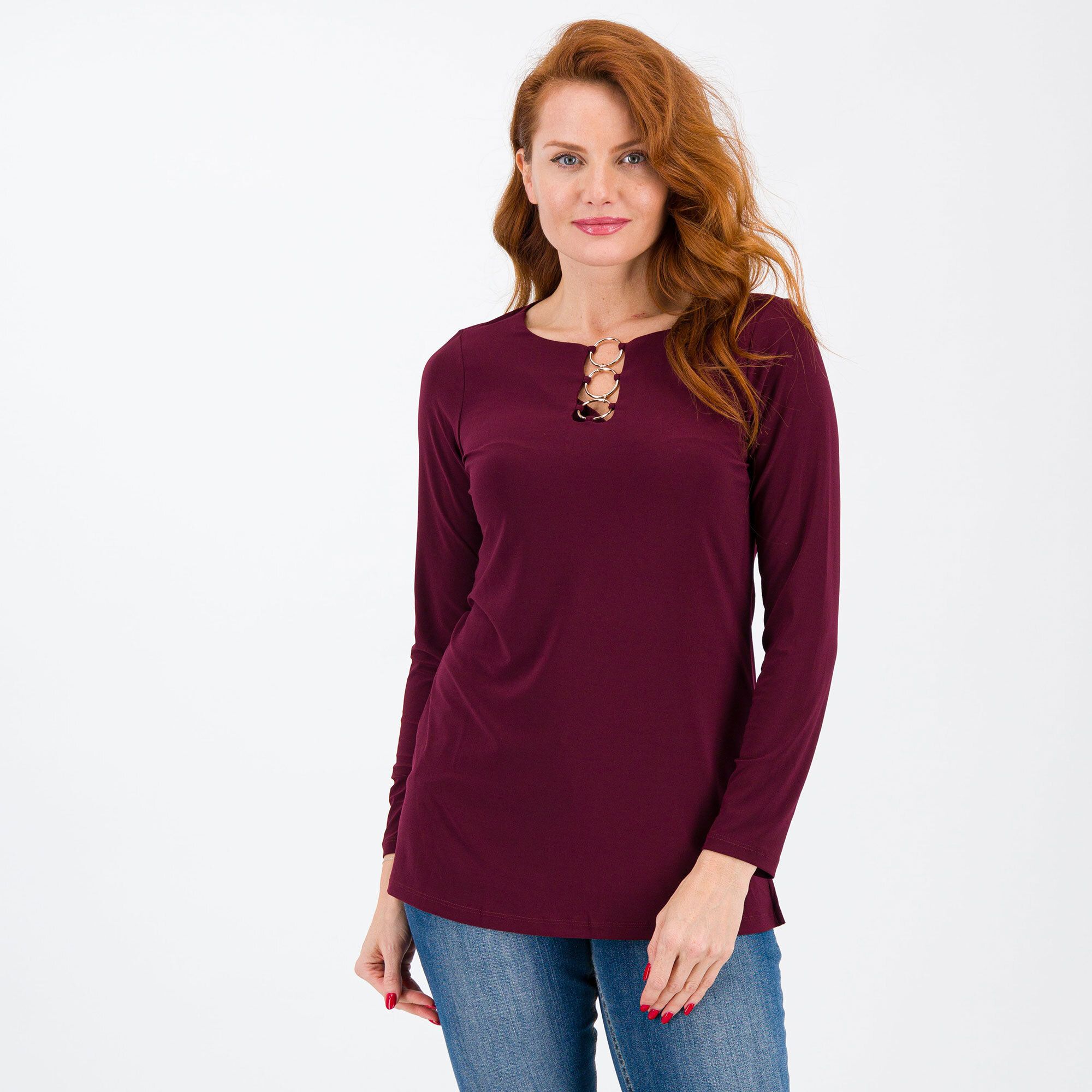 Nina Leonard
T-shirt a maniche
lunghe con anelli
sullo scollo