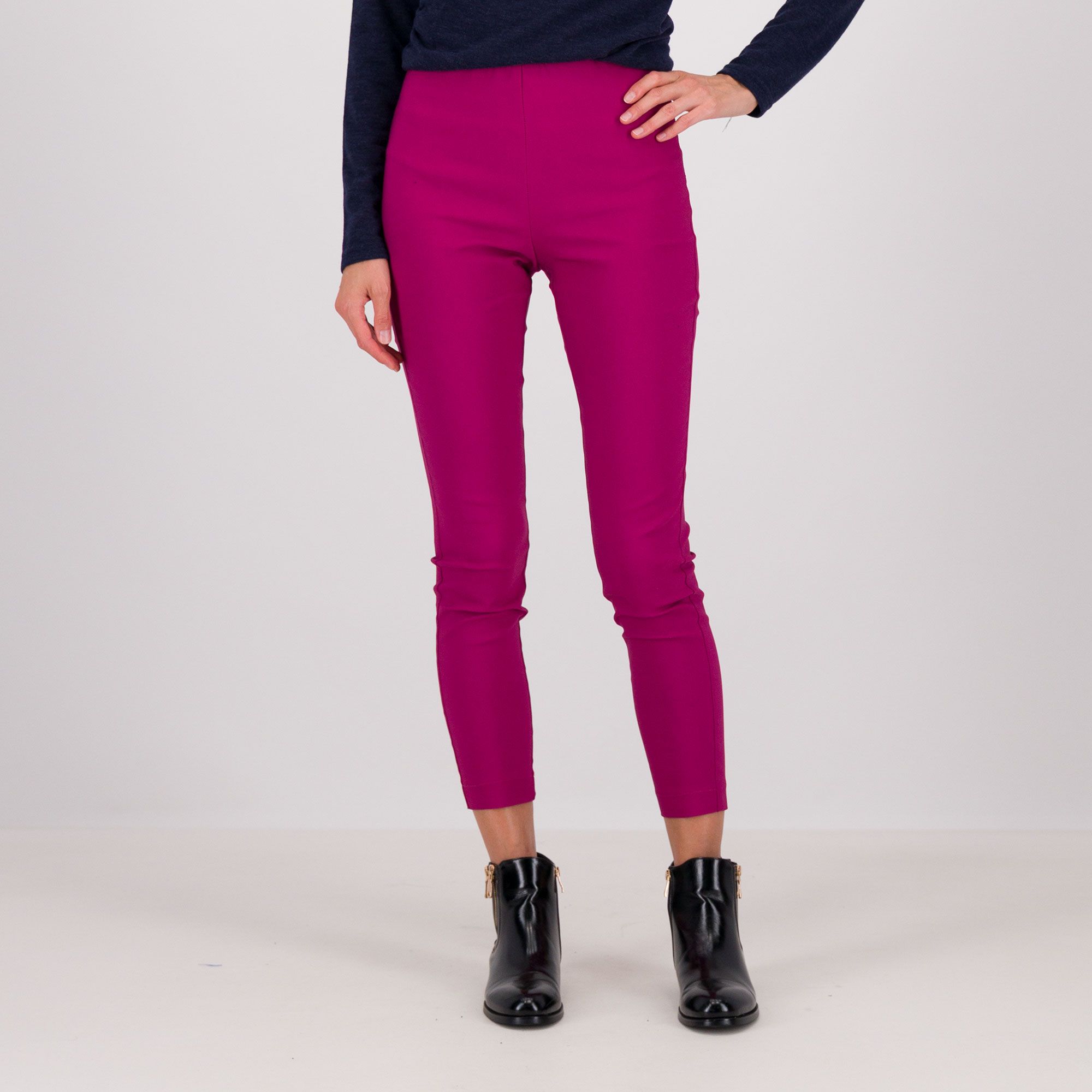 Olly Doo
Pantaloni skinny
in bengalina viscosa
con tasche a filetto