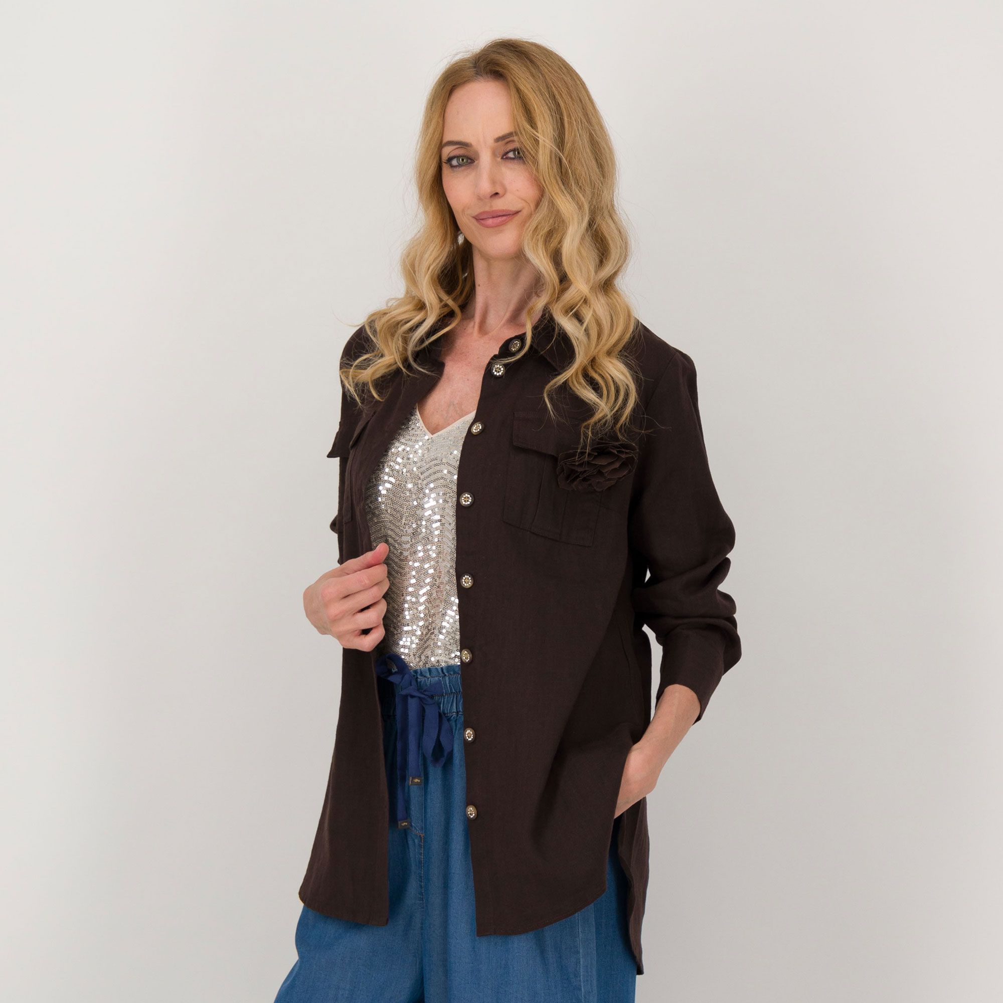 Oltre
Camicia in lino
con bottoni effetto
legno e strass