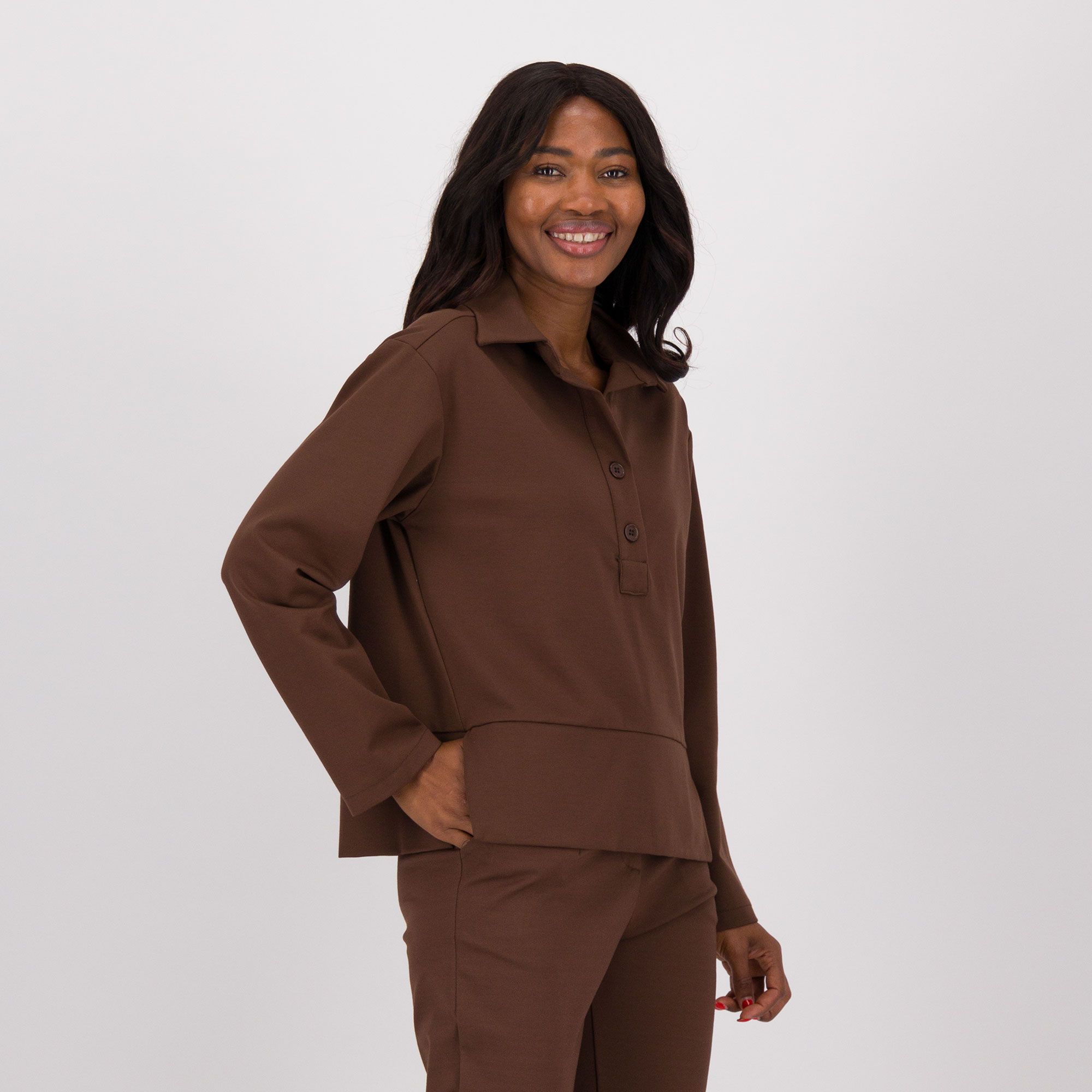 Enjoy
Maglia maniche lunghe
in punto Milano
con spacchi al fondo