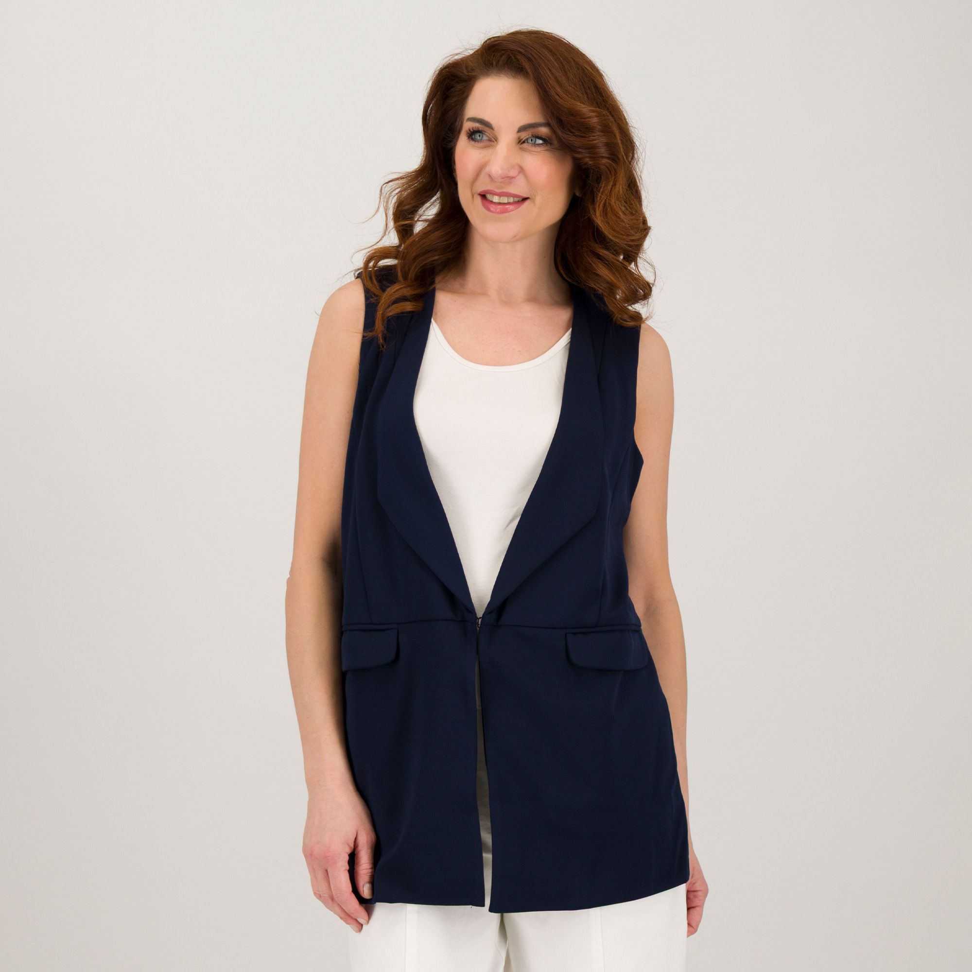 Nina Leonard
Gilet lungo
con scollo rever
smanicato