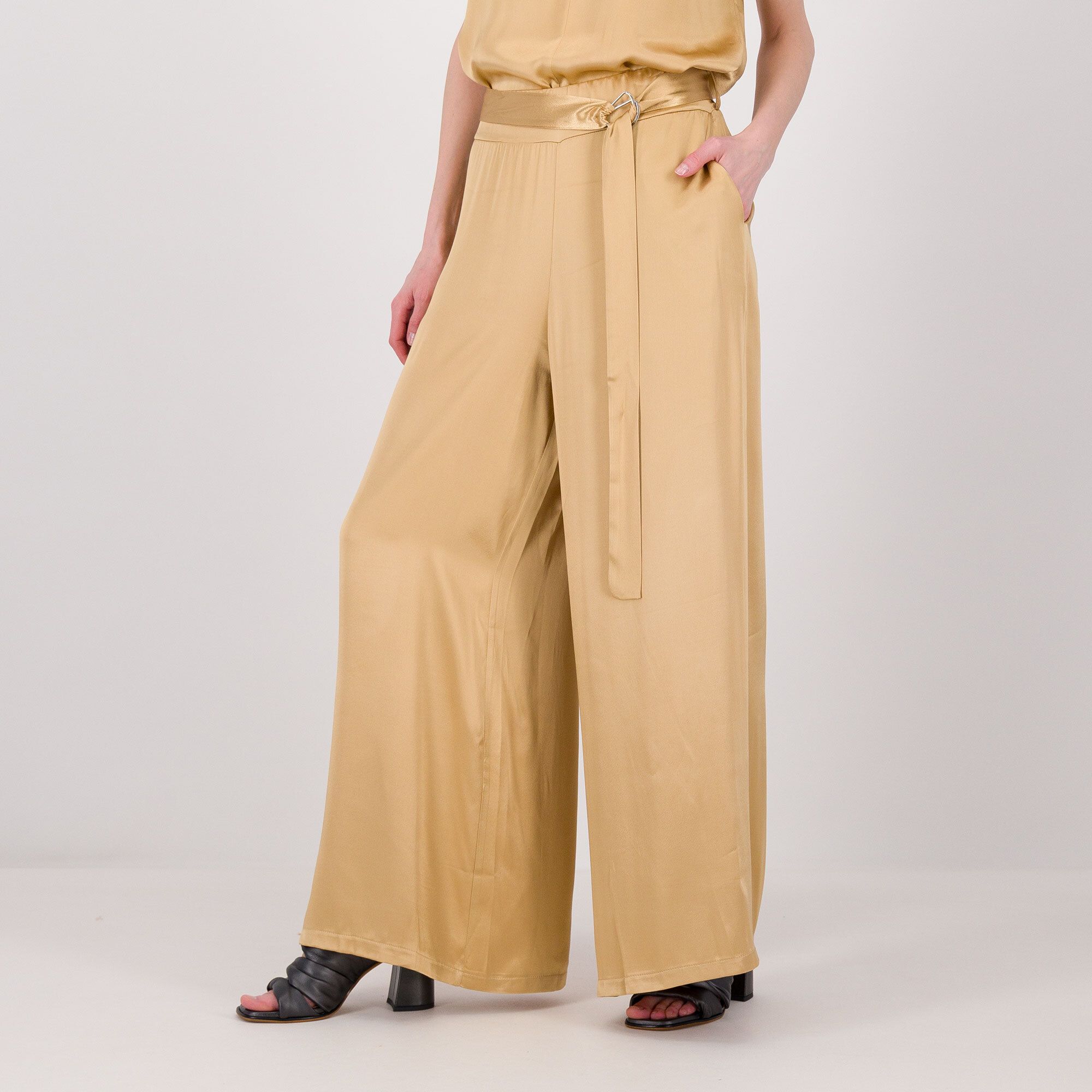 REBEKA ROSS
Pantaloni ampi
in raso di viscosa
con cinturino in vita