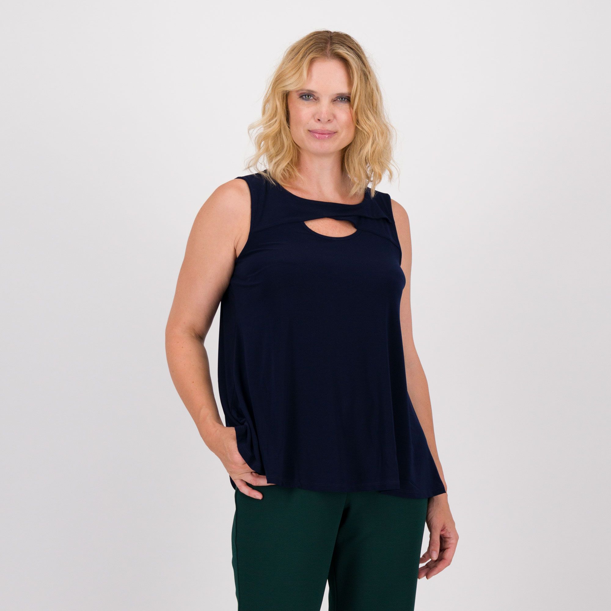 Nina Leonard
Canotta svasata
in jersey opaco
con motivo cut out