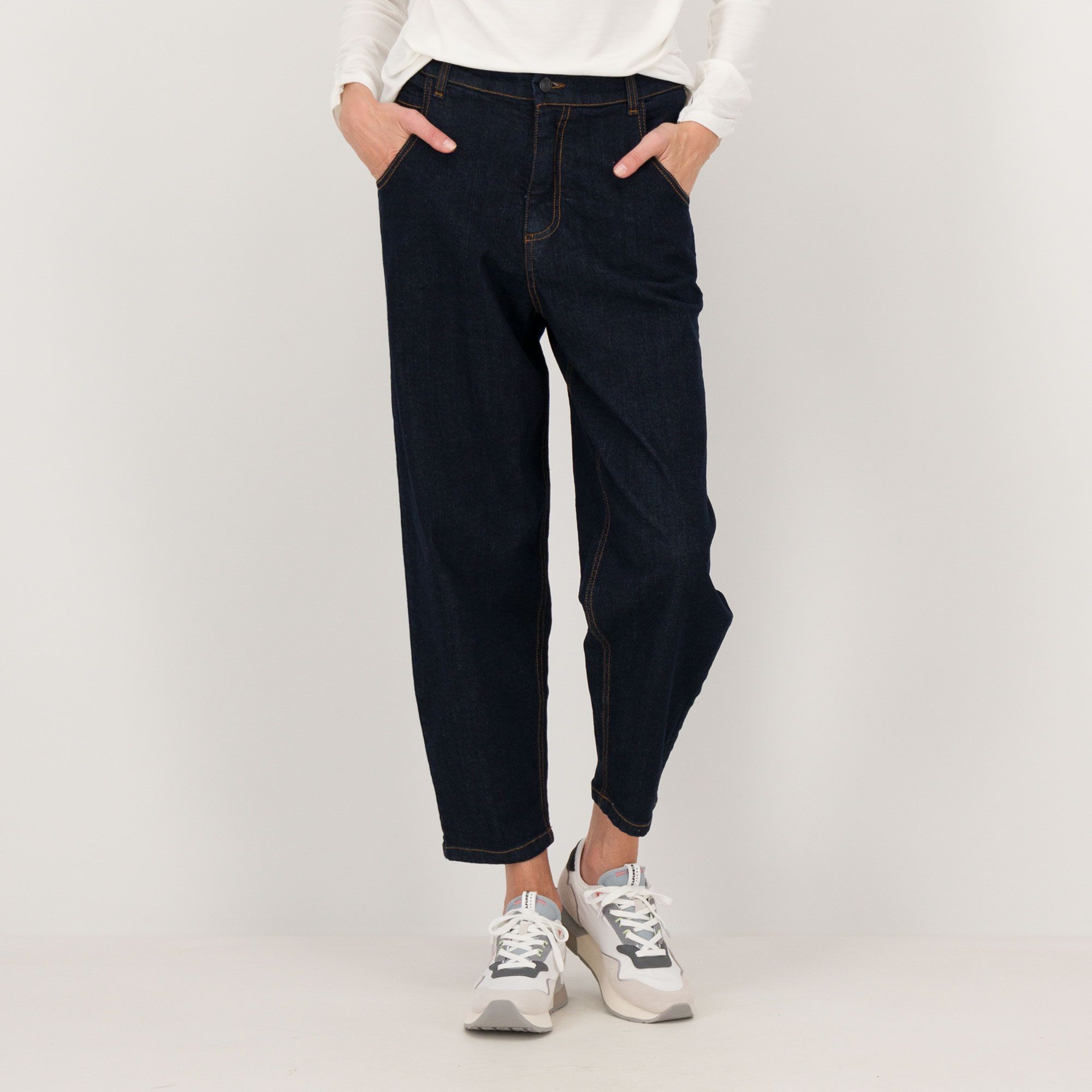 Enjoy
Jeans a carota
con 5 tasche e
chiusura bottoni