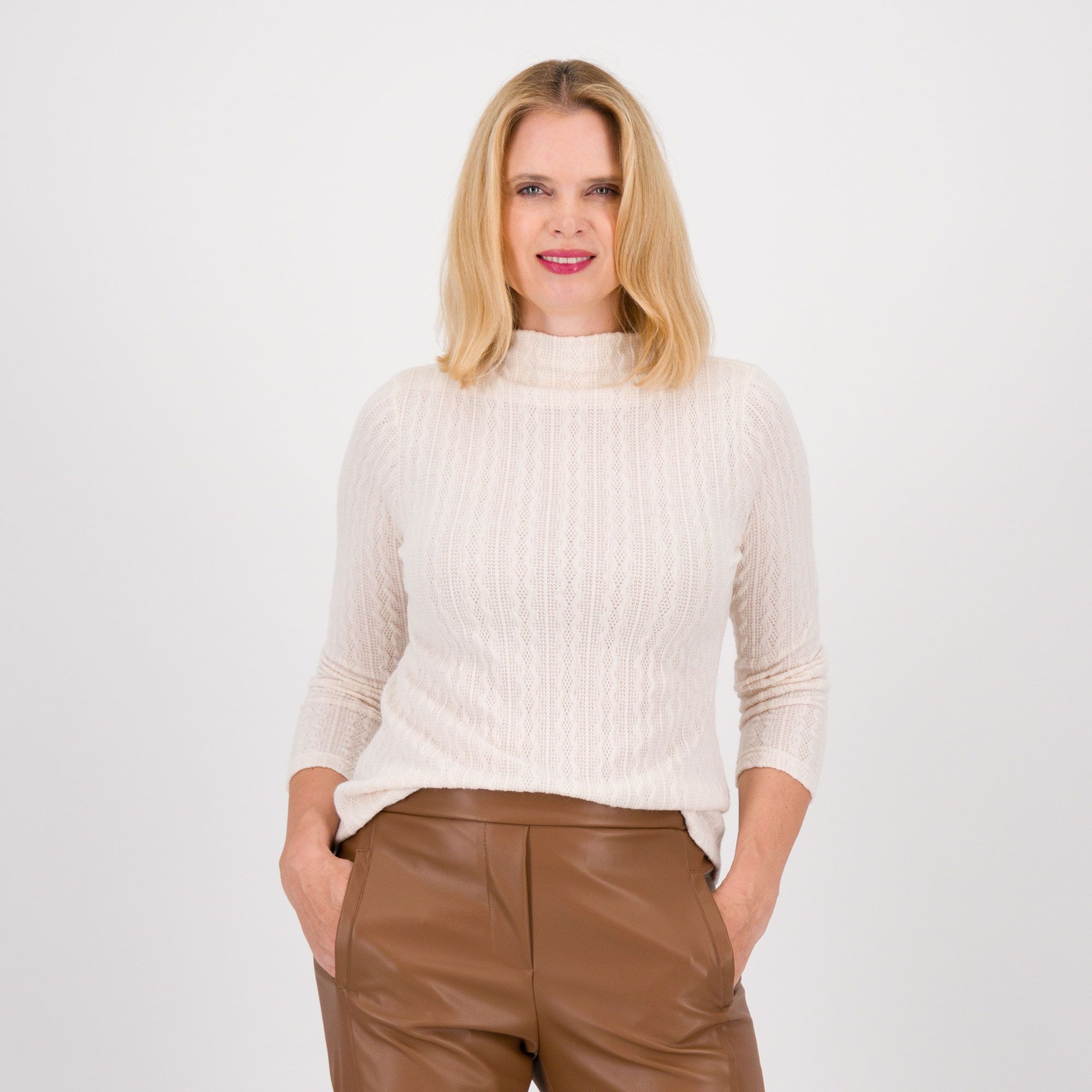 Officina della Moda
Maglia effetto
treccia con
collo a cratere