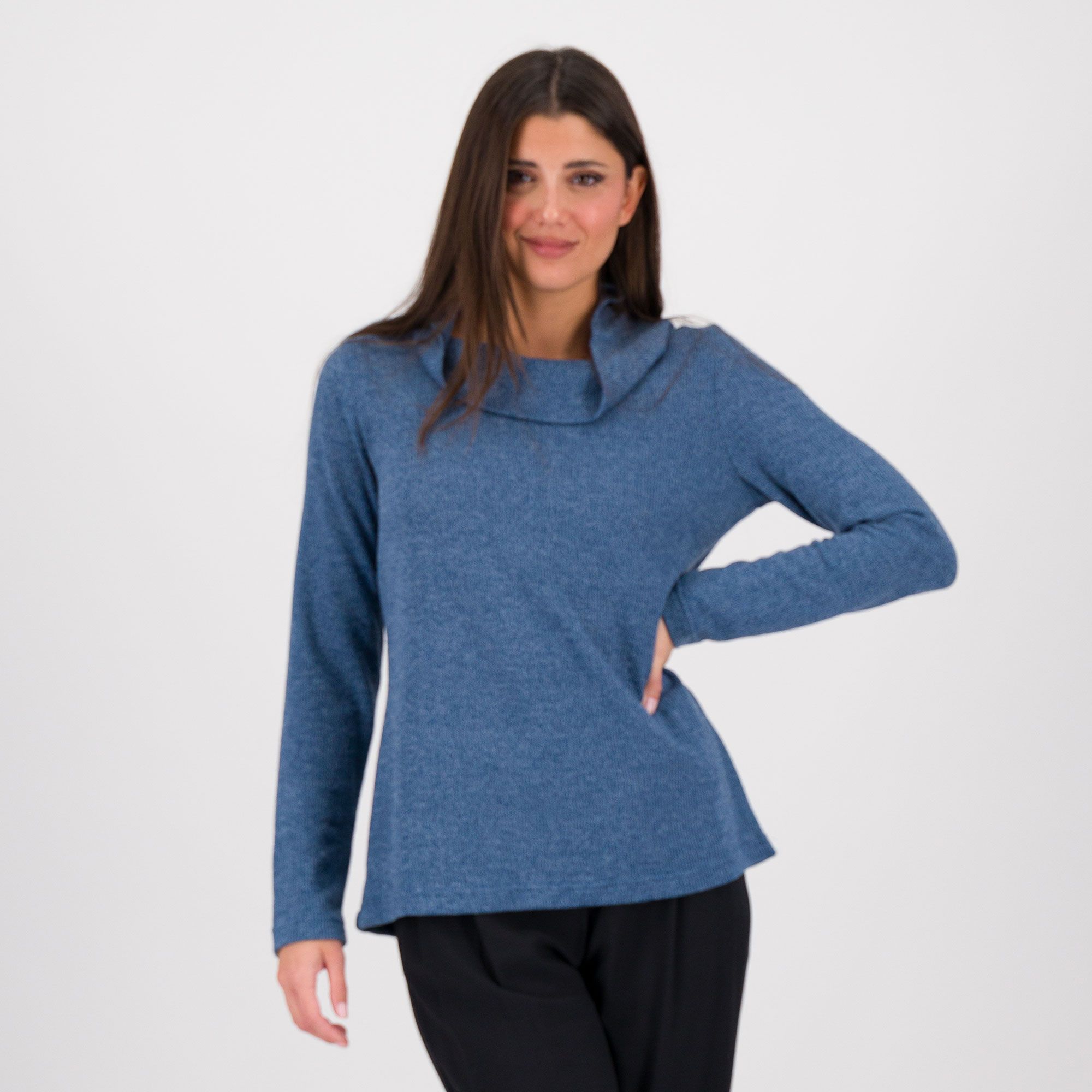 Officina della Moda
Maglia sciancrata
a costina con collo
a ciambella