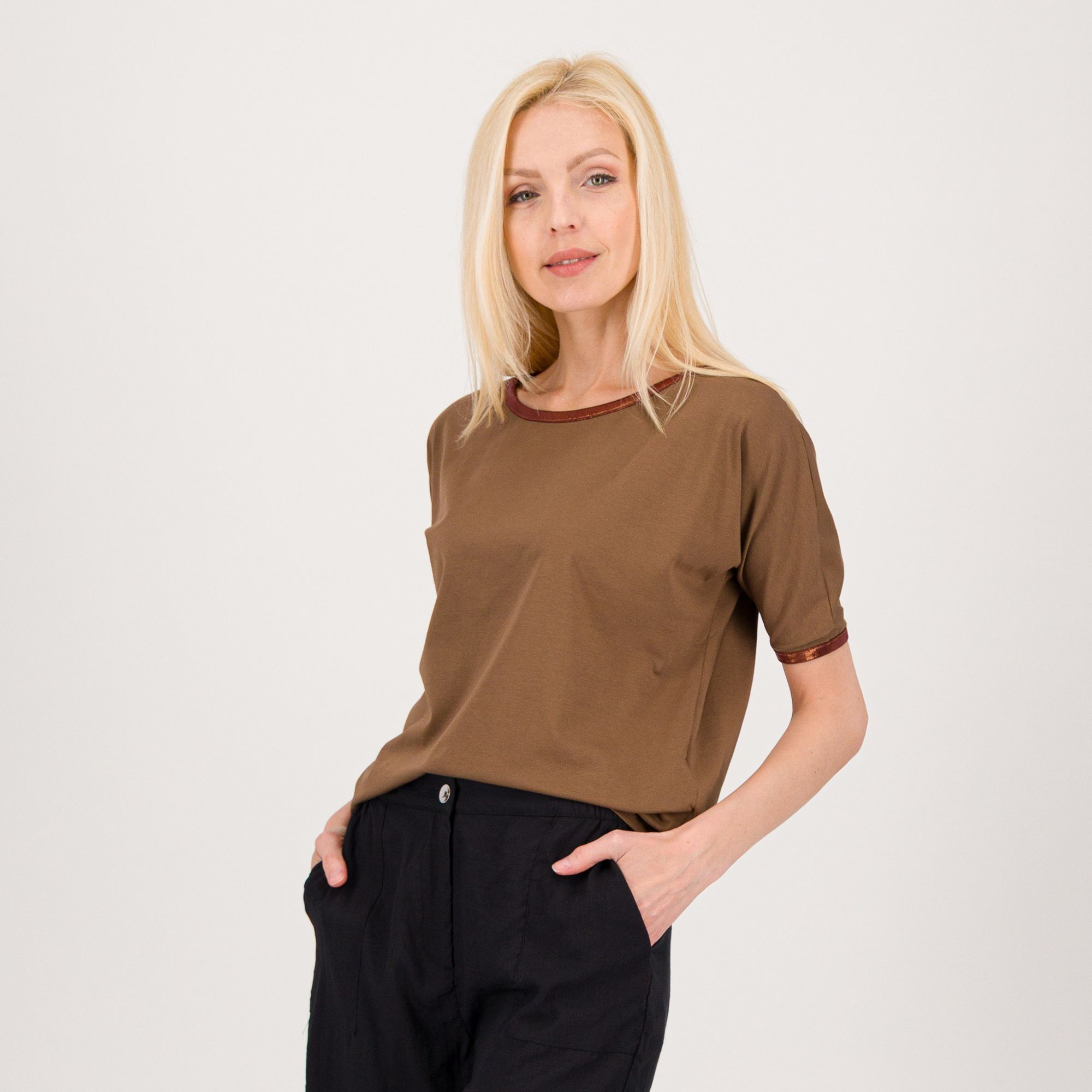 Officina della Moda
T-shirt a manica
corta a kimono
con scollo tondo