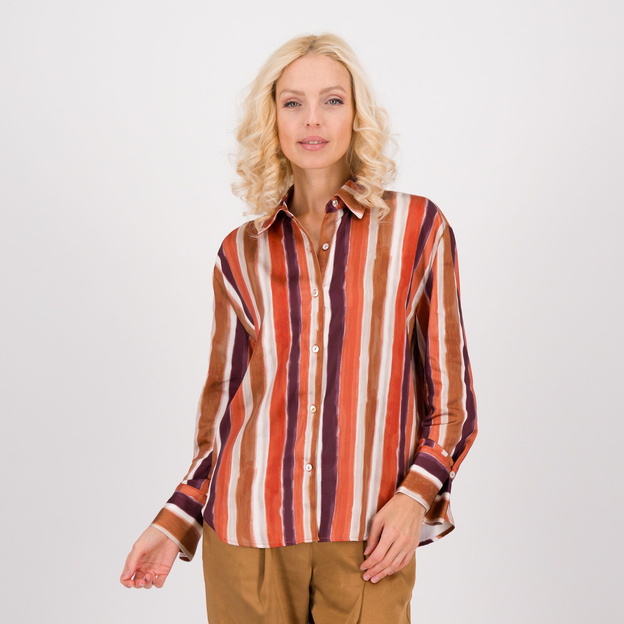 Wynne Layers
Camicia manica lunga
in satin fantasia
con fondo stondato