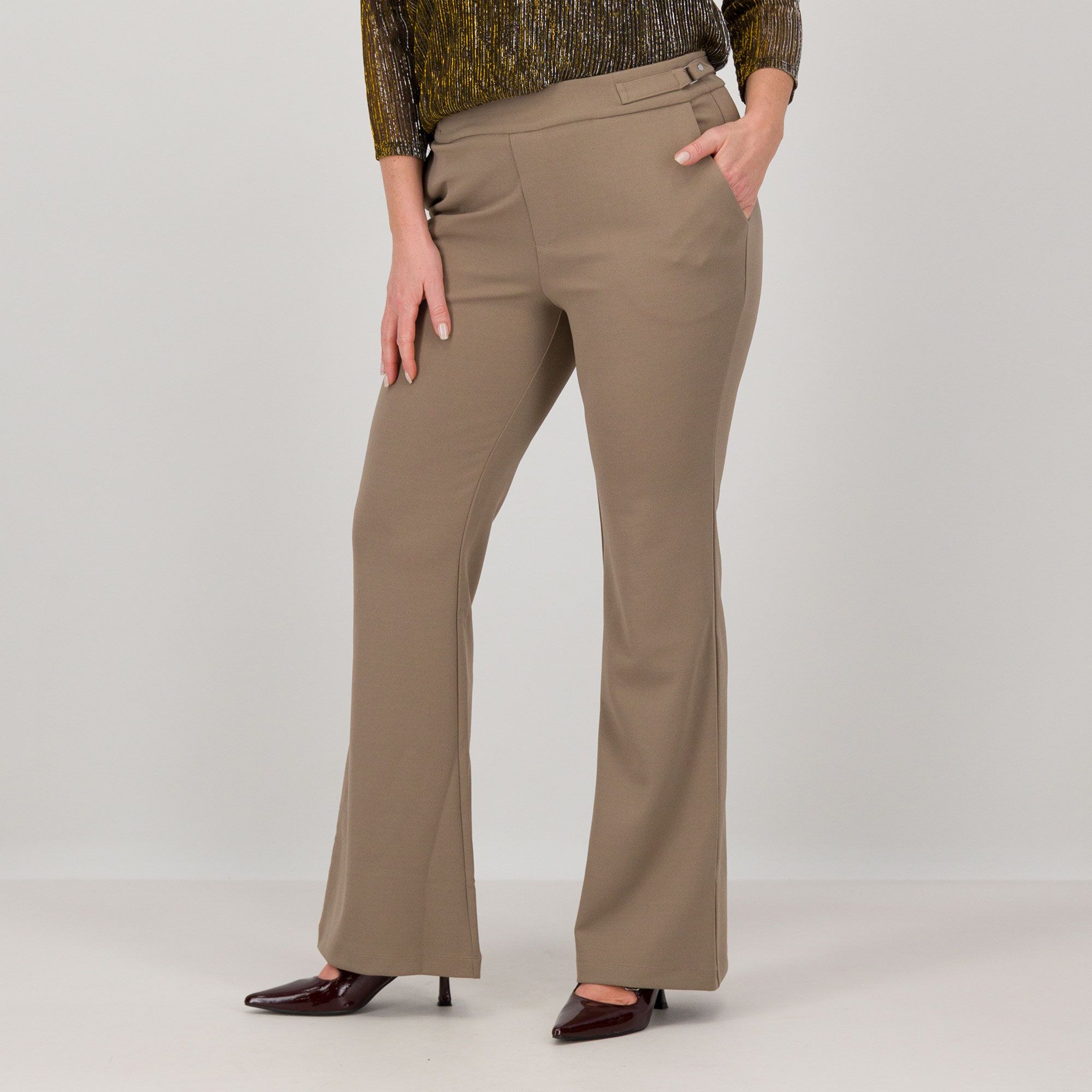 Nina Leonard
Pantaloni a zampetta
in crêpe tecnico
laccetti sui fianchi