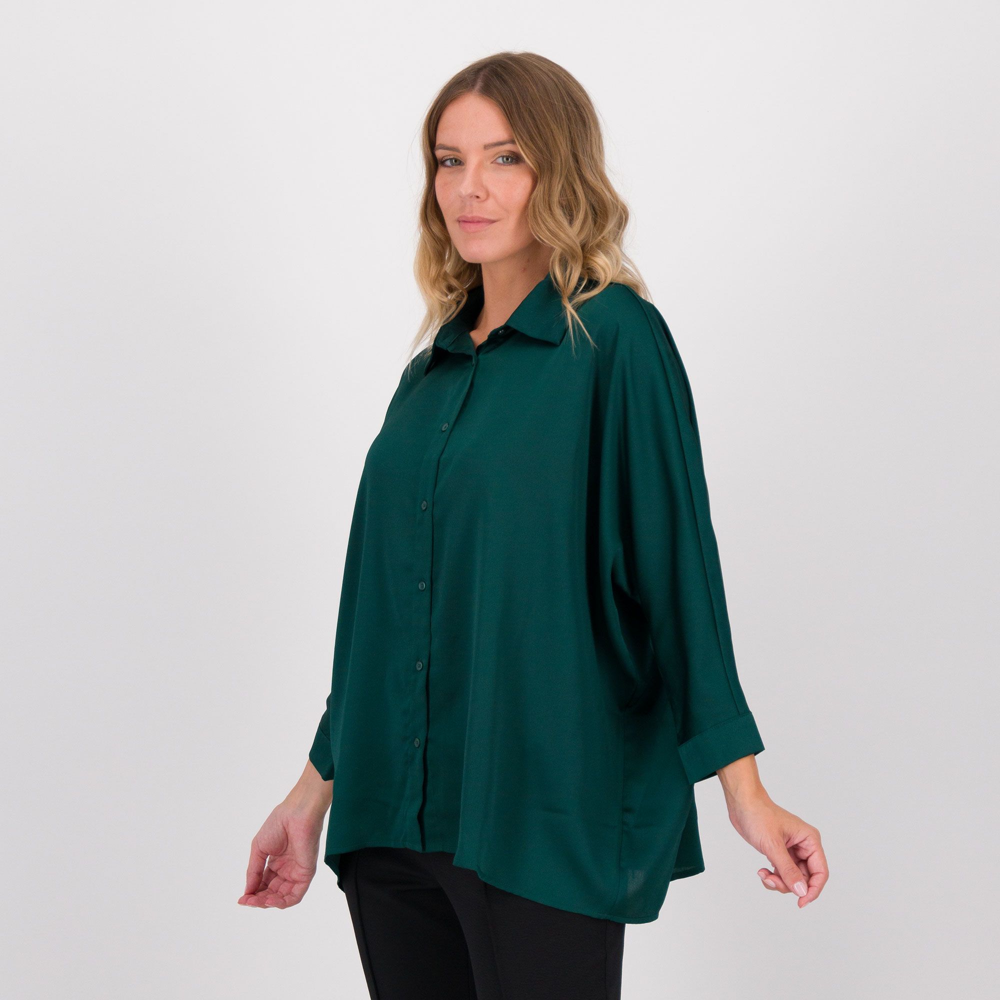 Nina Leonard
Camicia ampia
in raso tinta unita
con maniche 3/4