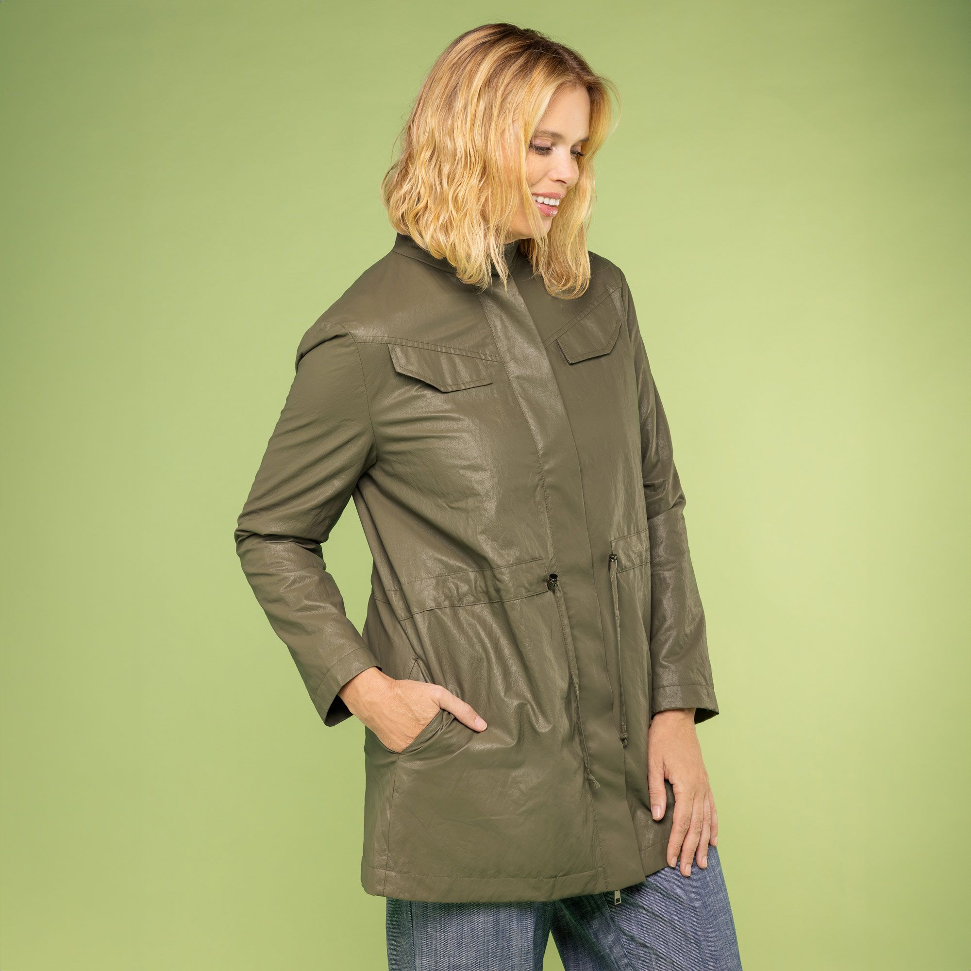 Extesa
Giacca in tessuto
spalmato con coulisse
e chiusura zip