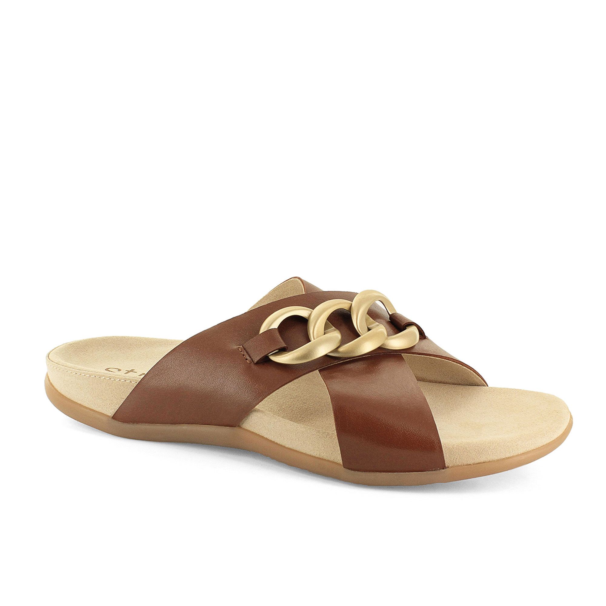 Strive Footwear
Sandali in pelle 
con fasce incrociate
e catena decorativa