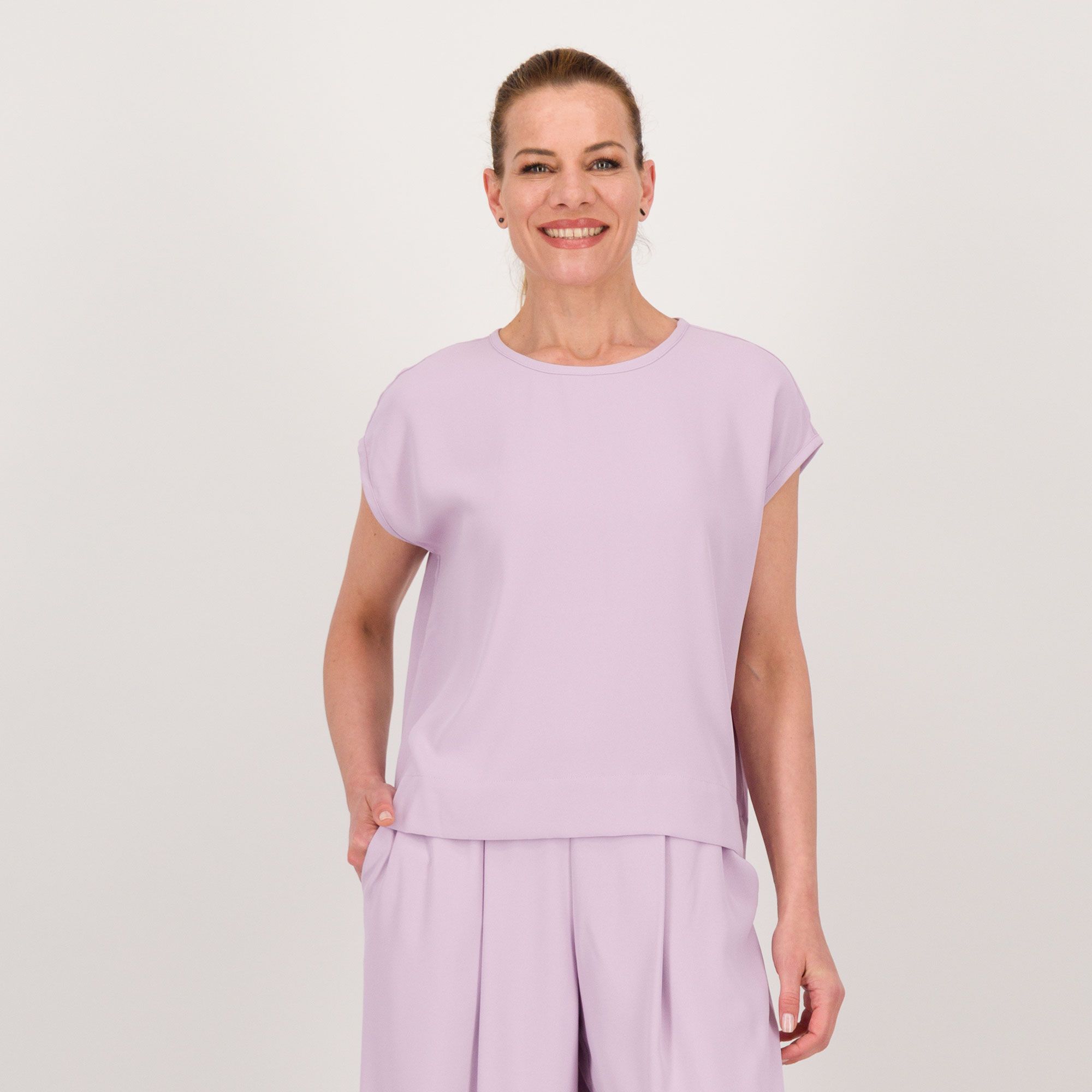Wynne Layers
T-shirt in crêpe
con maniche ad aletta
e scollo tondo
