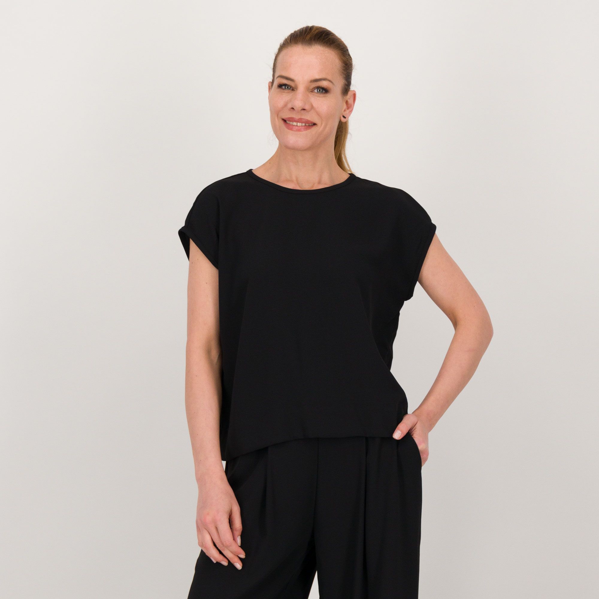 Wynne Layers T-shirt in crêpe con maniche ad aletta e scollo tondo