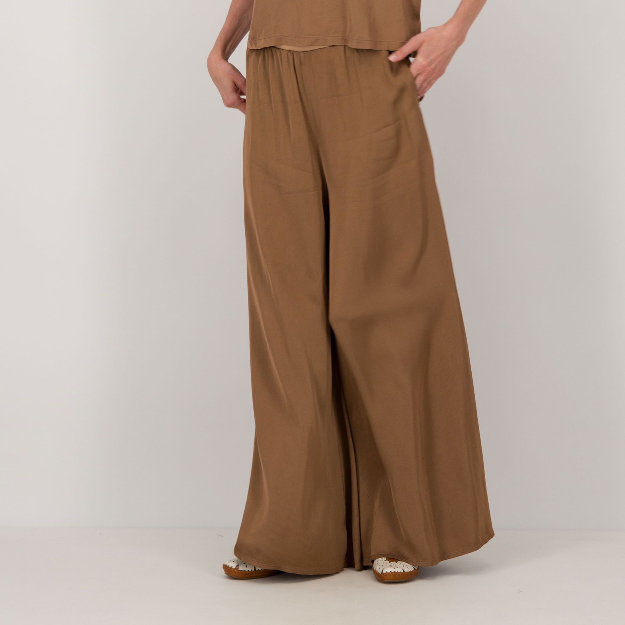Oltre
Pantaloni palazzo
con elastico
in raso di viscosa
