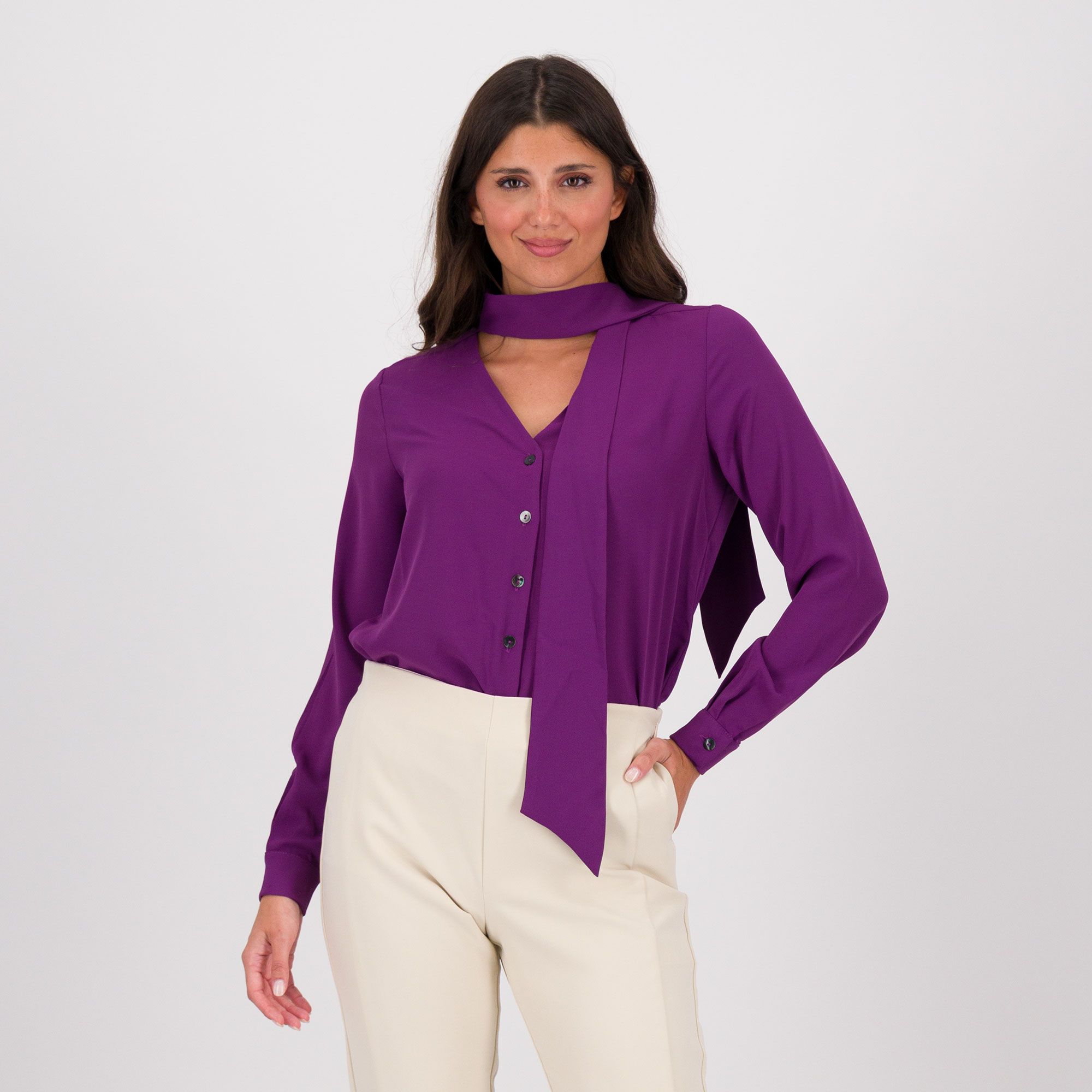 Officina della Moda
Camicia in raso opaco
con fiocco davanti
e maniche lunghe