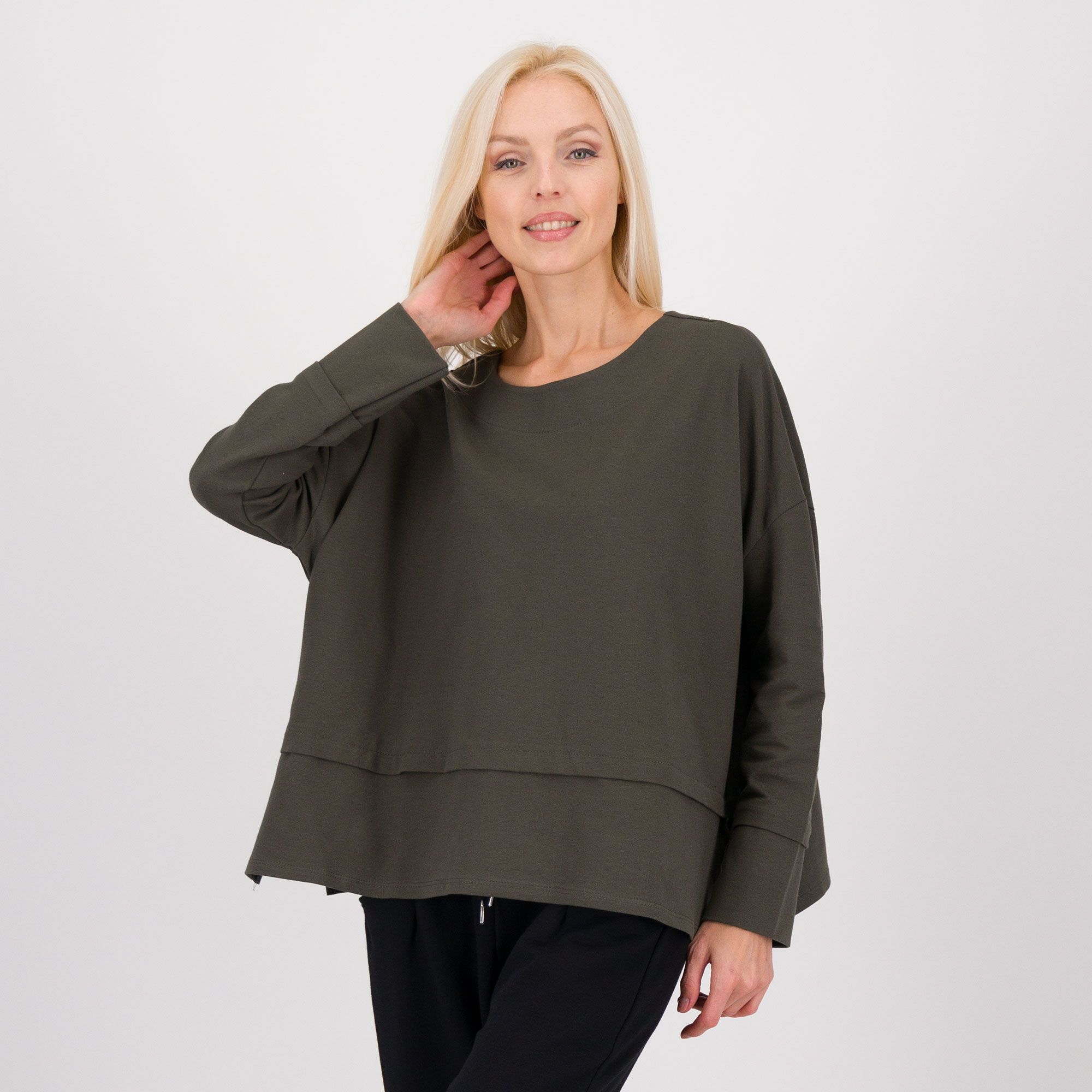 Lucrezia Sciortino
Felpa effetto doppio
a maniche lunghe
con spacchi