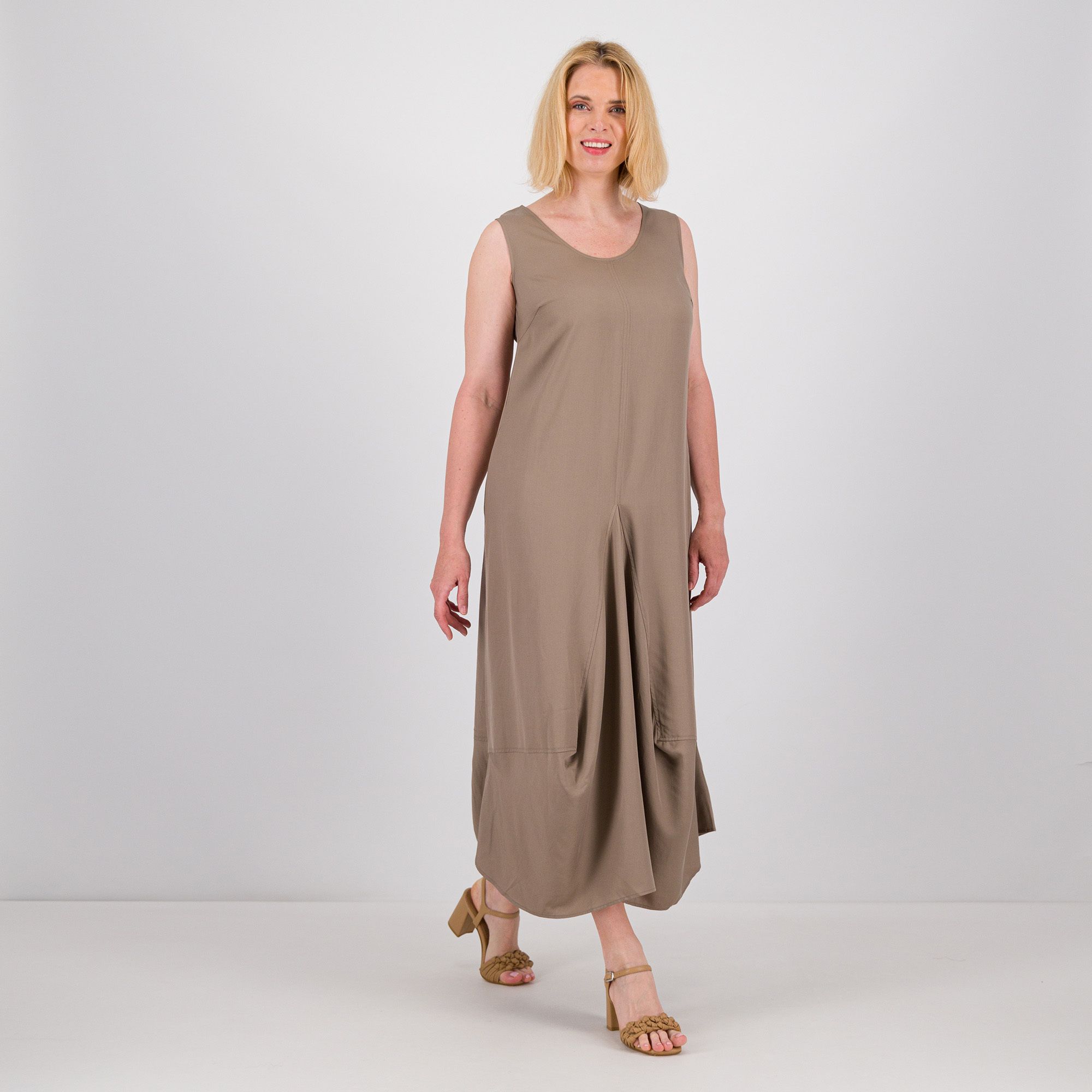 W.I.T.A.
Abito lungo
drappeggiato
Tessuto Lyocell
Scollo ampio
