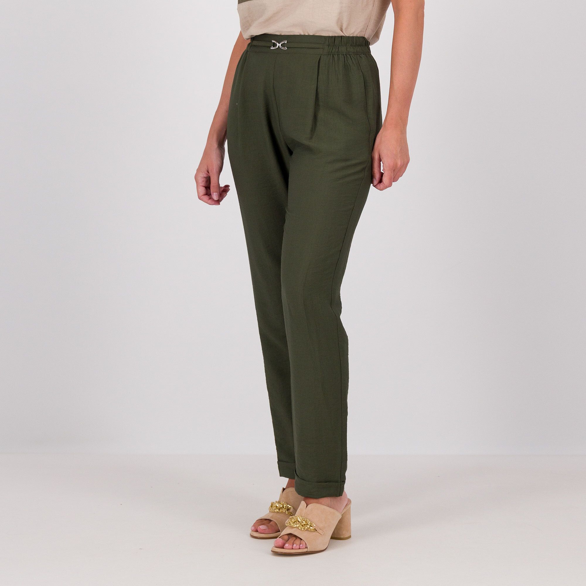 Officina della Moda
Pantaloni a carota in
tessuto mosso misto
viscosa e accessorio
Made in Italy