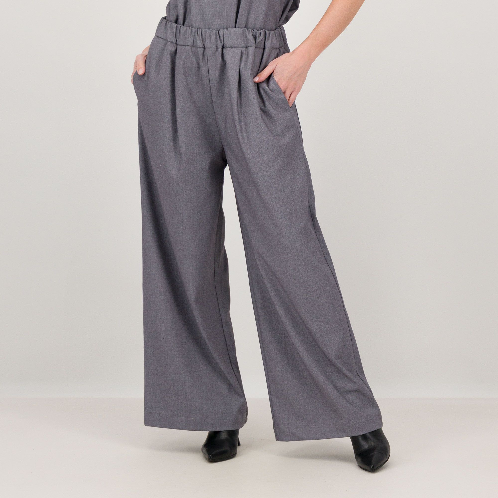 Lucrezia Sciortino
Pantaloni palazzo
in poliviscosa
con elastico in vita