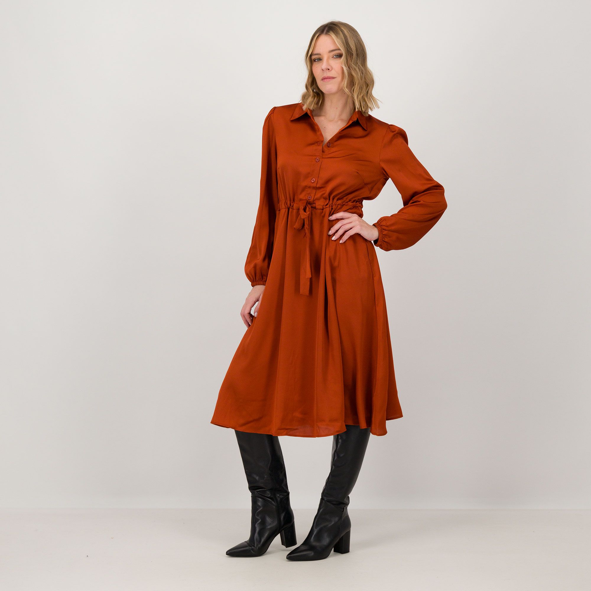 Nina Leonard
Abito a camicia
con cintura in vita
e manica balloon