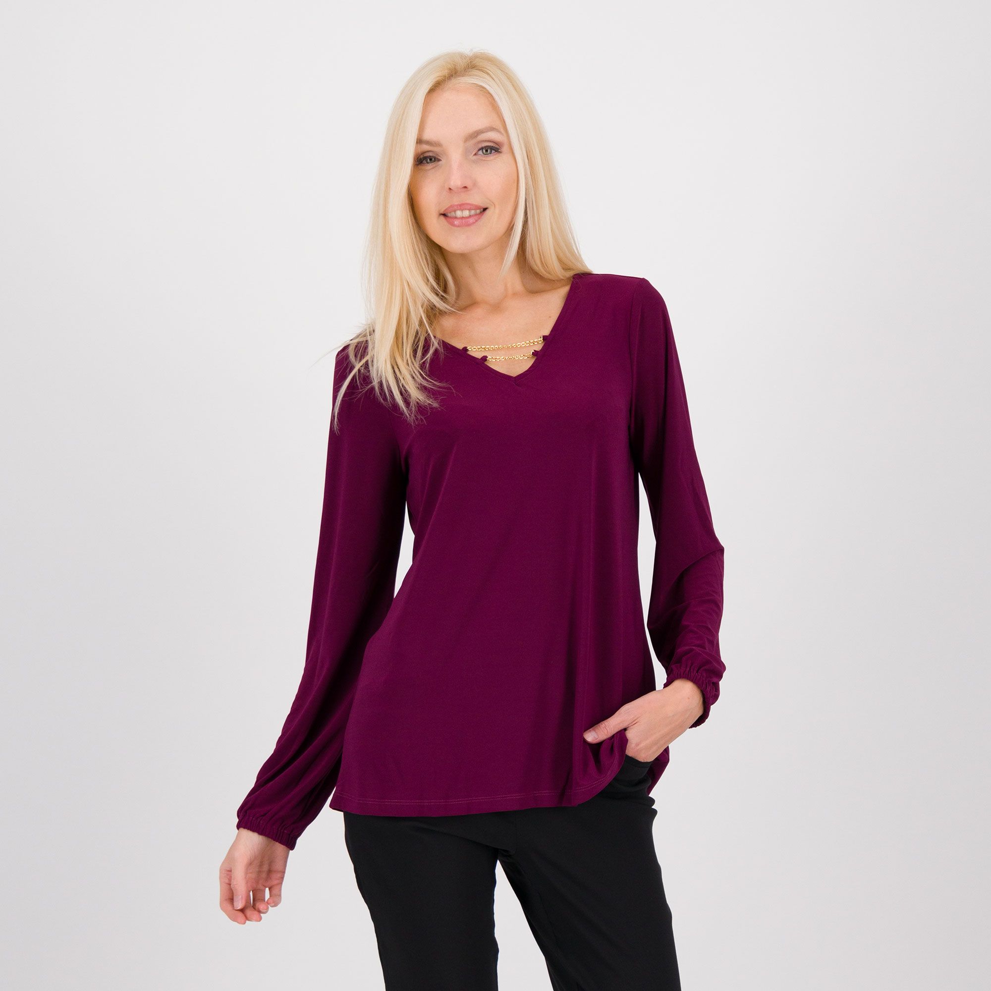 Nina Leonard
Maglia a maniche
lunghe con scollo a V
con catenelle