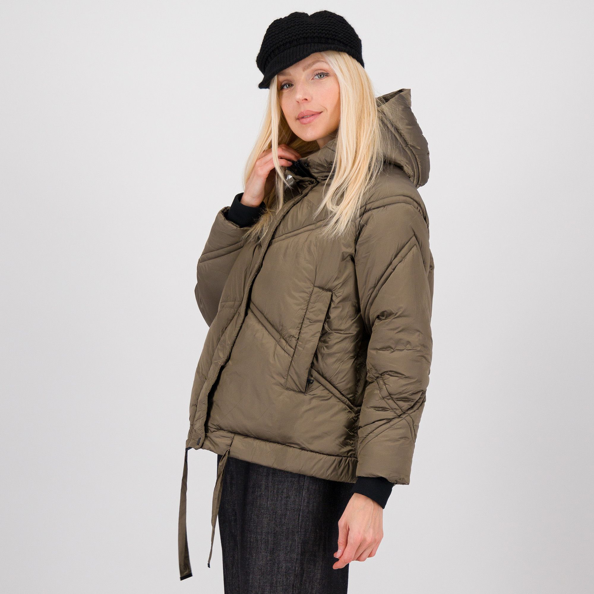 Neropale
Piumino corto in
tessuto cangiante con
cappuccio in orsetto