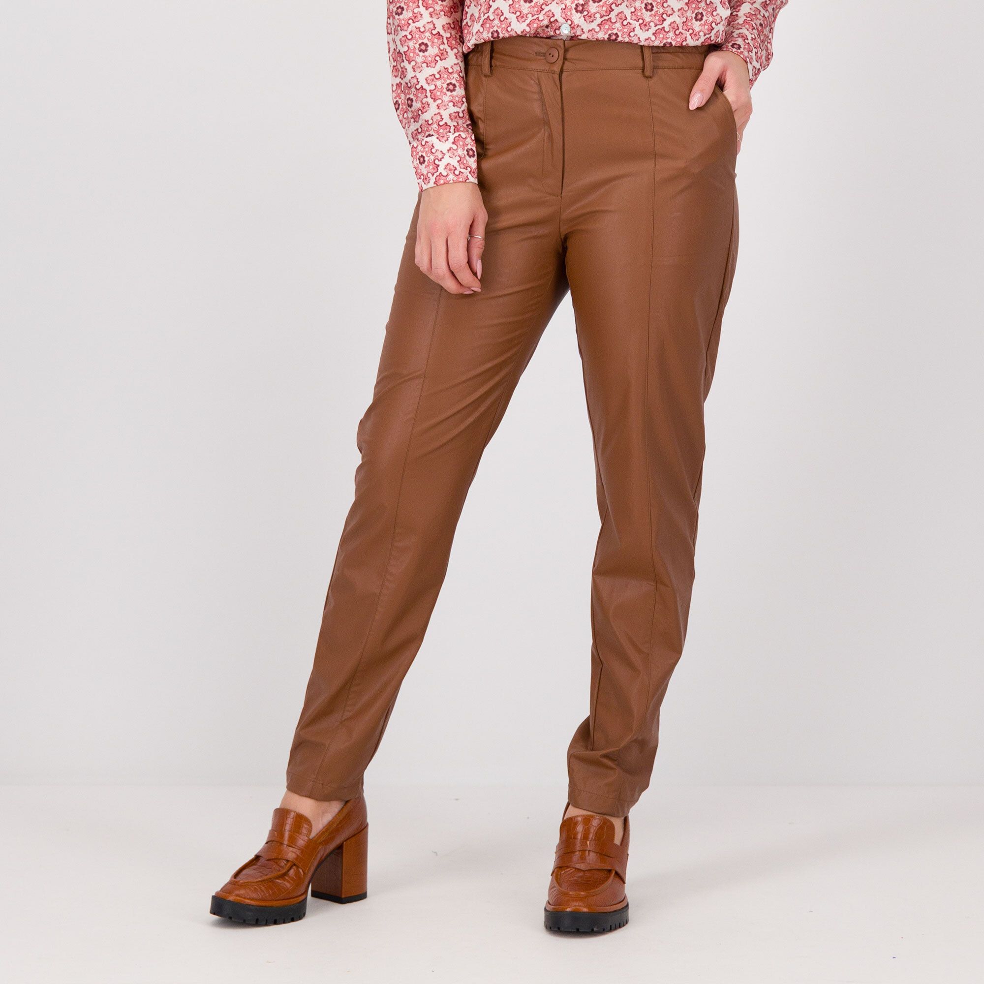 Officina della Moda
Pantaloni in tessuto
spalmato con base
viscosa