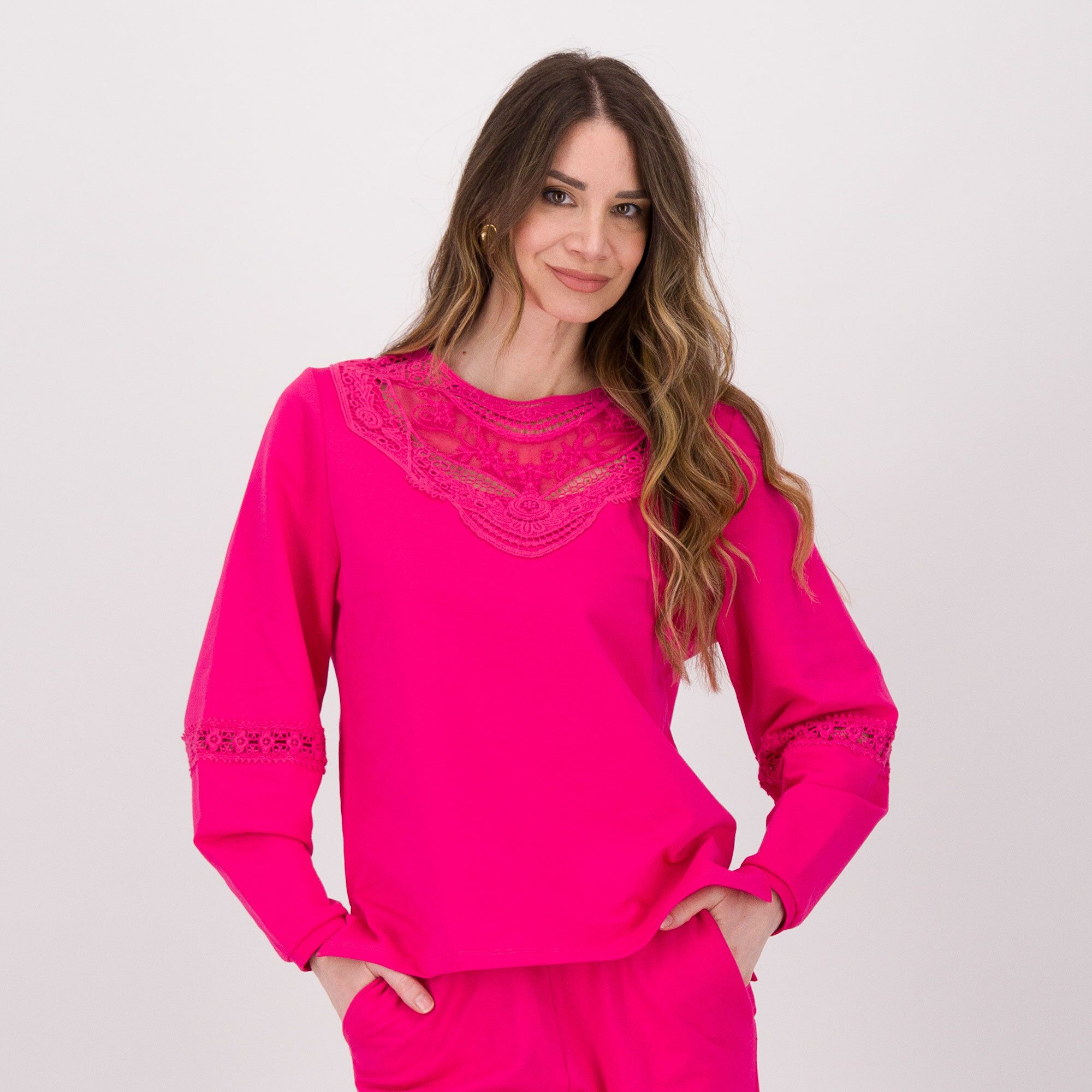 EVA Franco Ciambella
Felpa di cotone con
inserti in pizzo
Spacchi laterali
Made in Italy