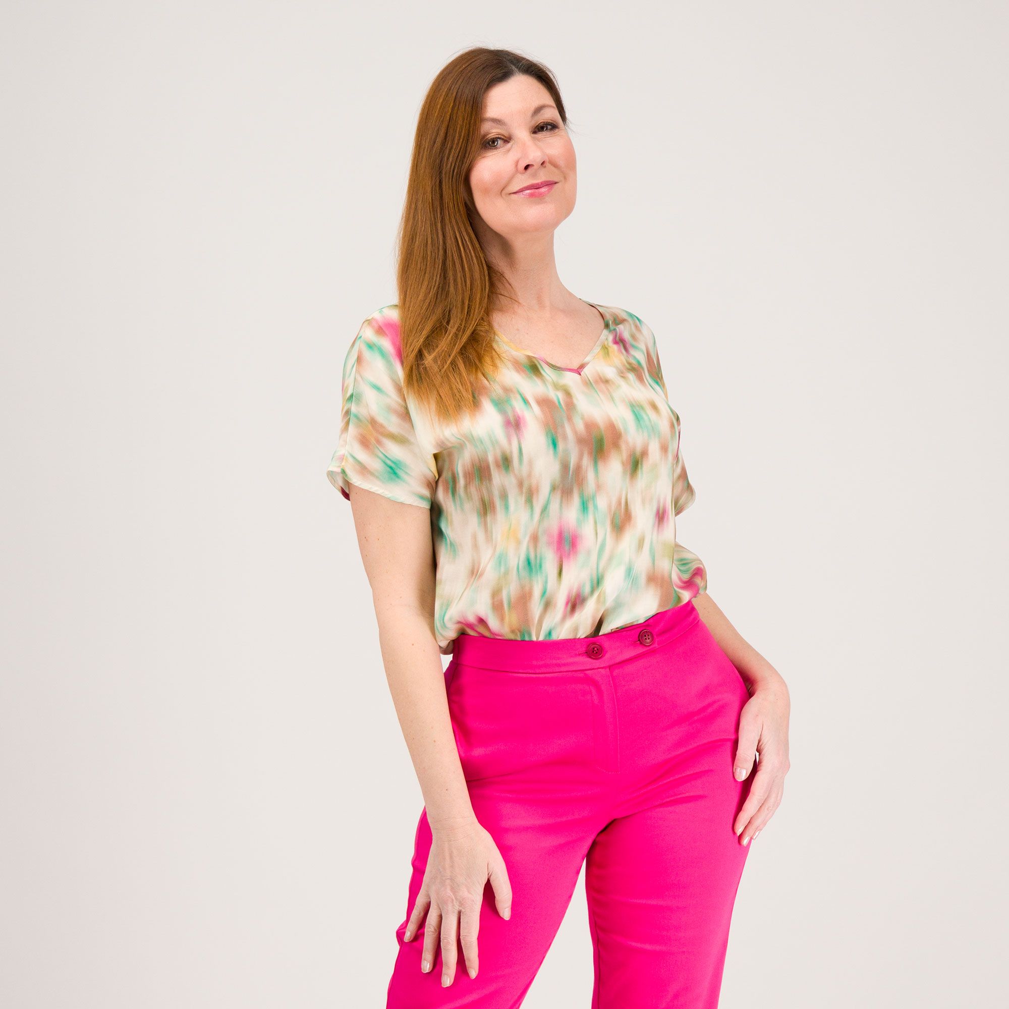 Extesa
T-shirt in mussola
di viscosa stampata
con scollo a V