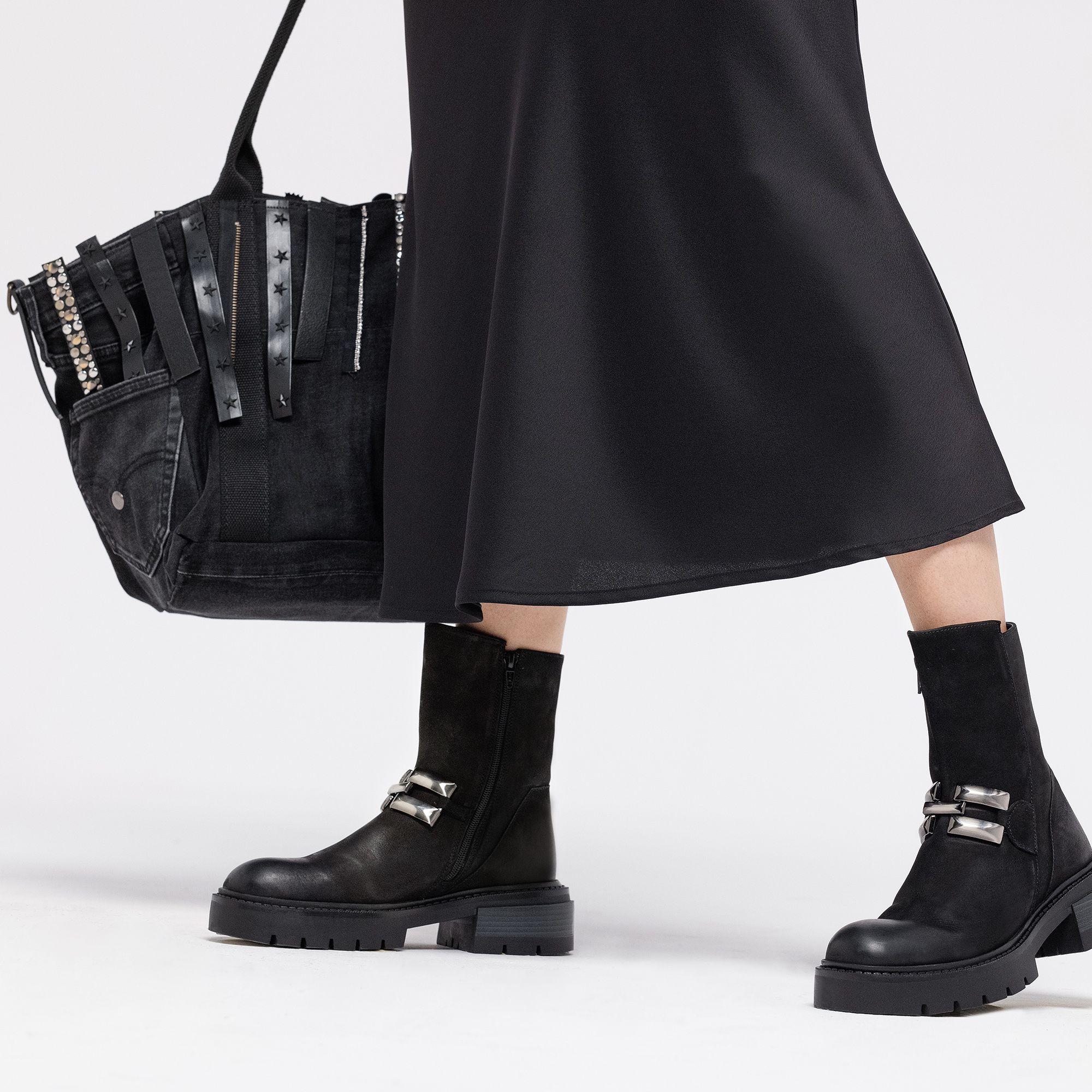 Stefano Ghilardi
Borsa a spalla
in tessuto jeans
con frange in pelle