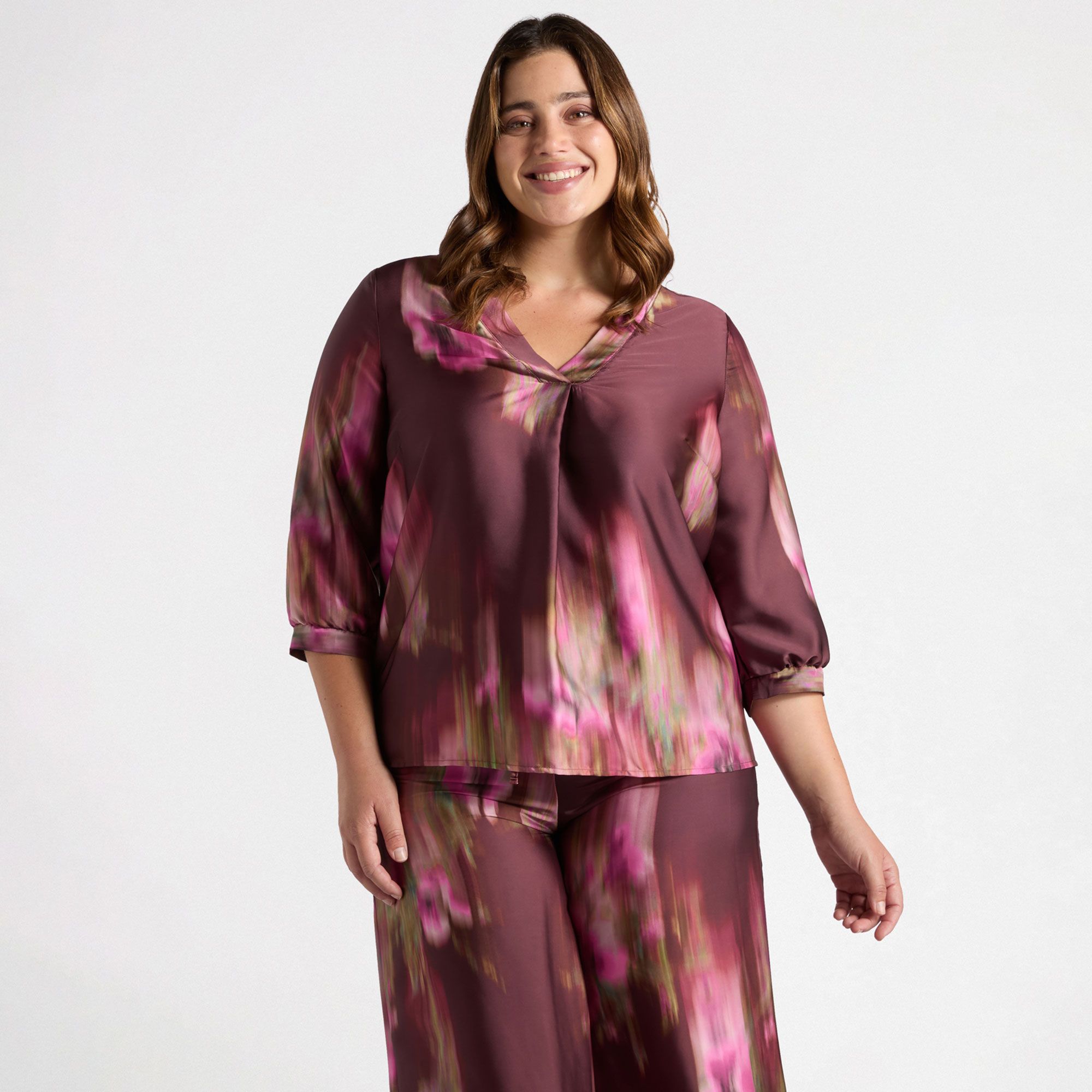 Fiorella Rubino
Maglia maniche 3/4
in raso fantasia
con scollo a V
