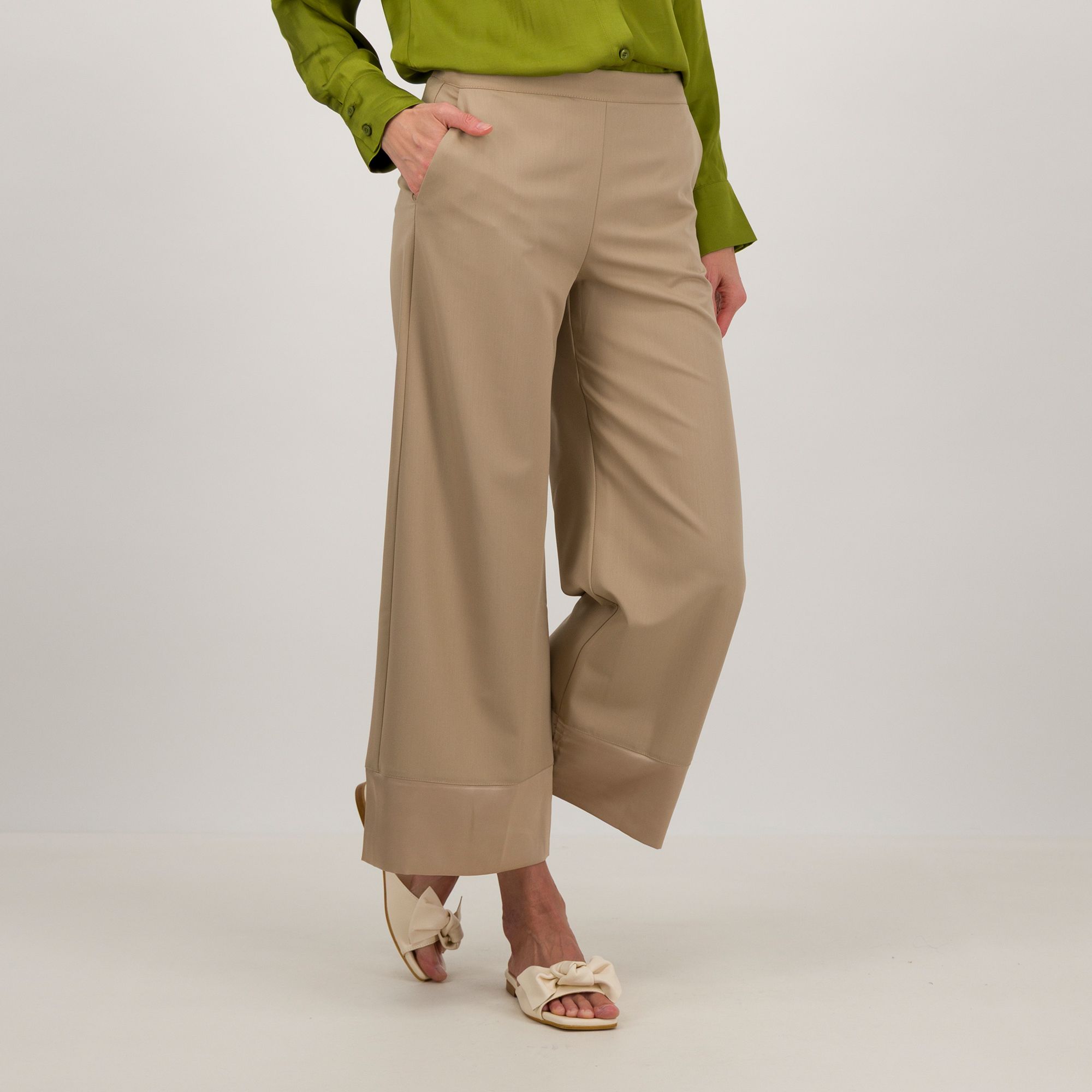 Caterina Lancini
Pantaloni
con elastico
e bordo in raso