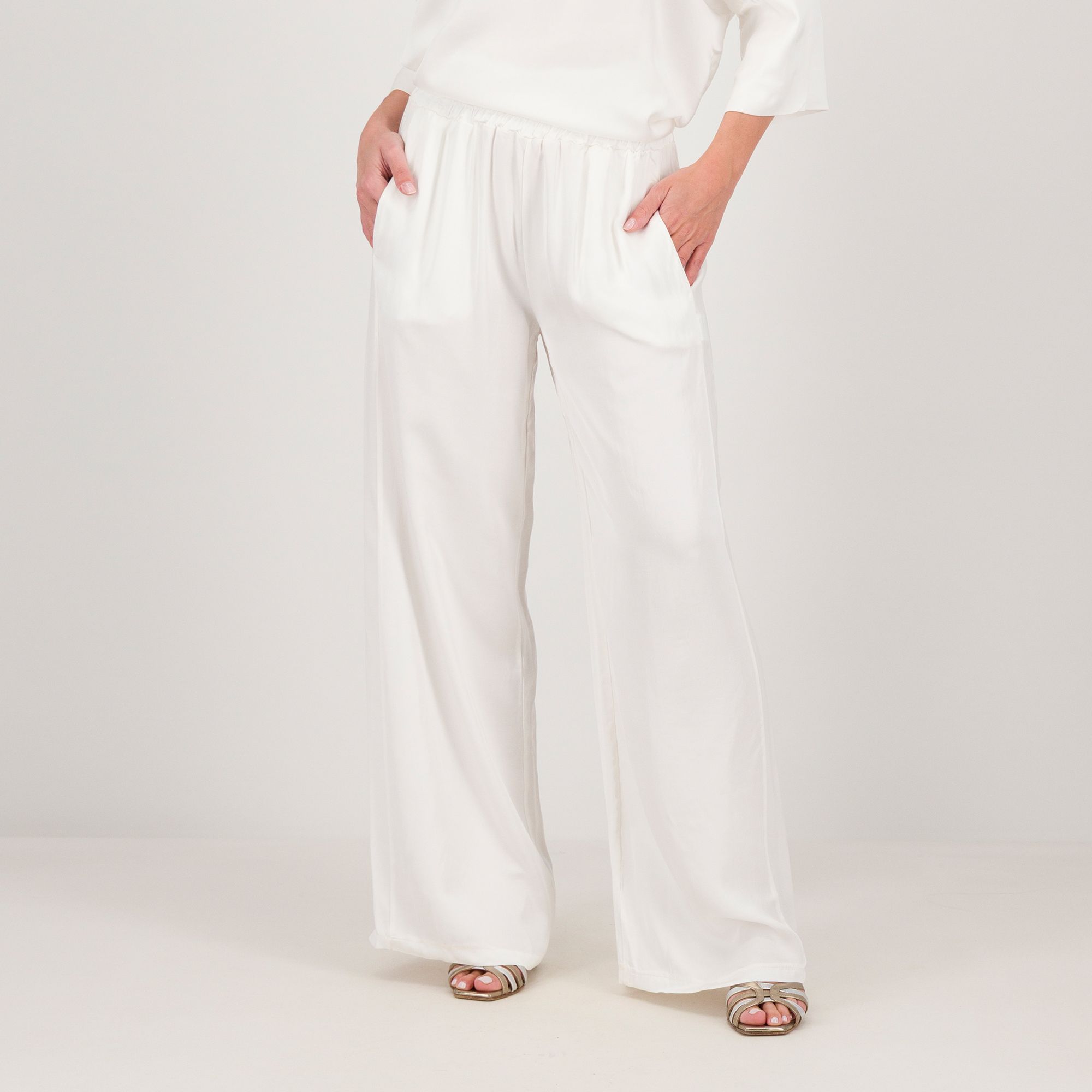 Mood Atelier
Pantaloni ampi
con tasche
in raso