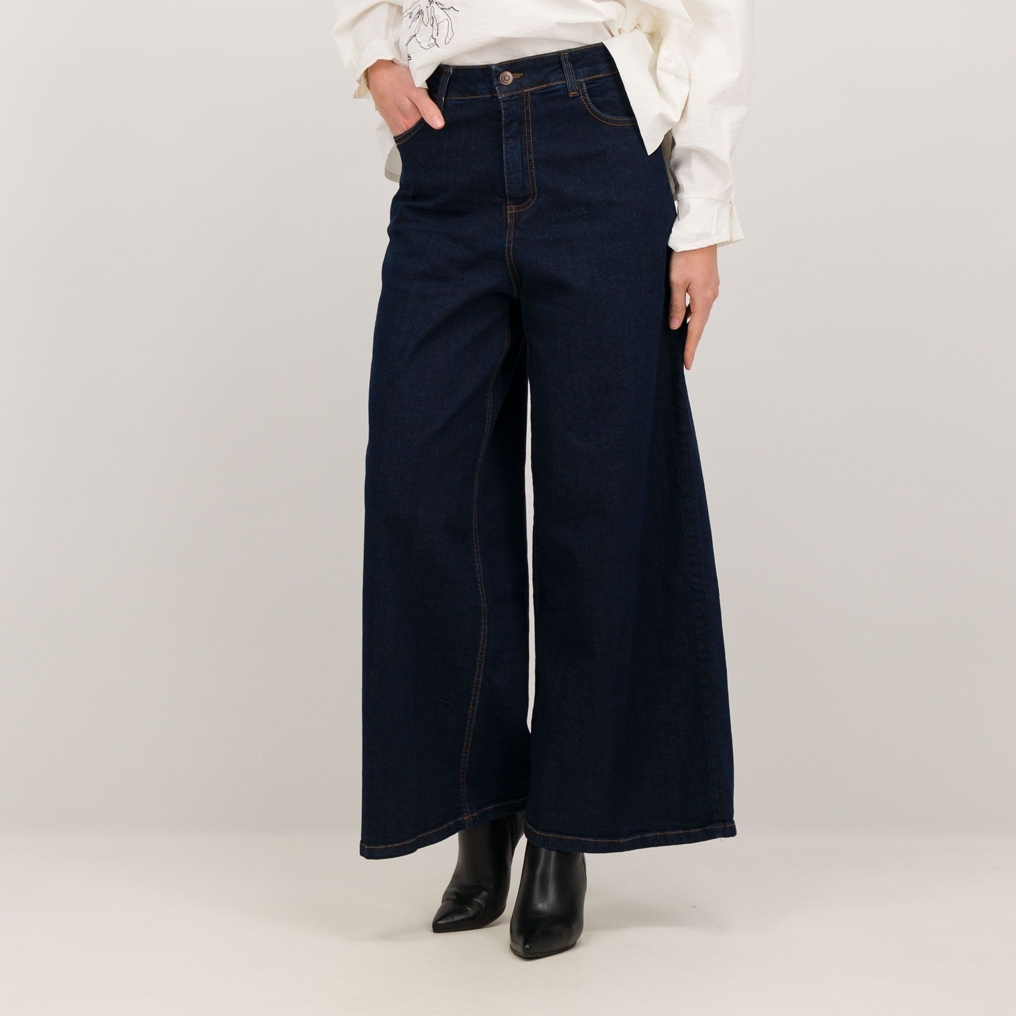 Lucrezia Sciortino
Jeans a palazzo
con tasche applicate
e alla francese