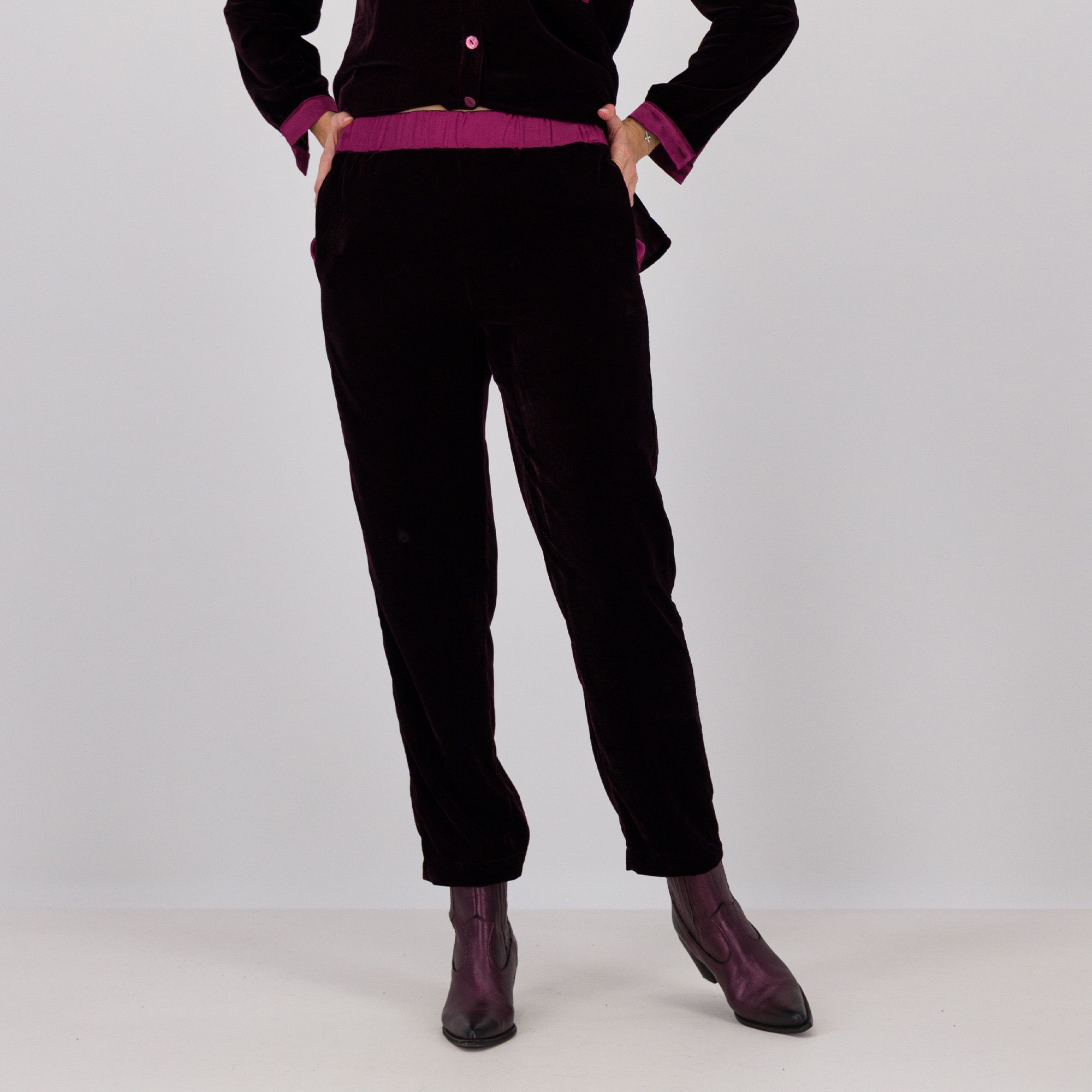 M’ama
Pantaloni ampi
in velluto liscio
e dettagli in raso