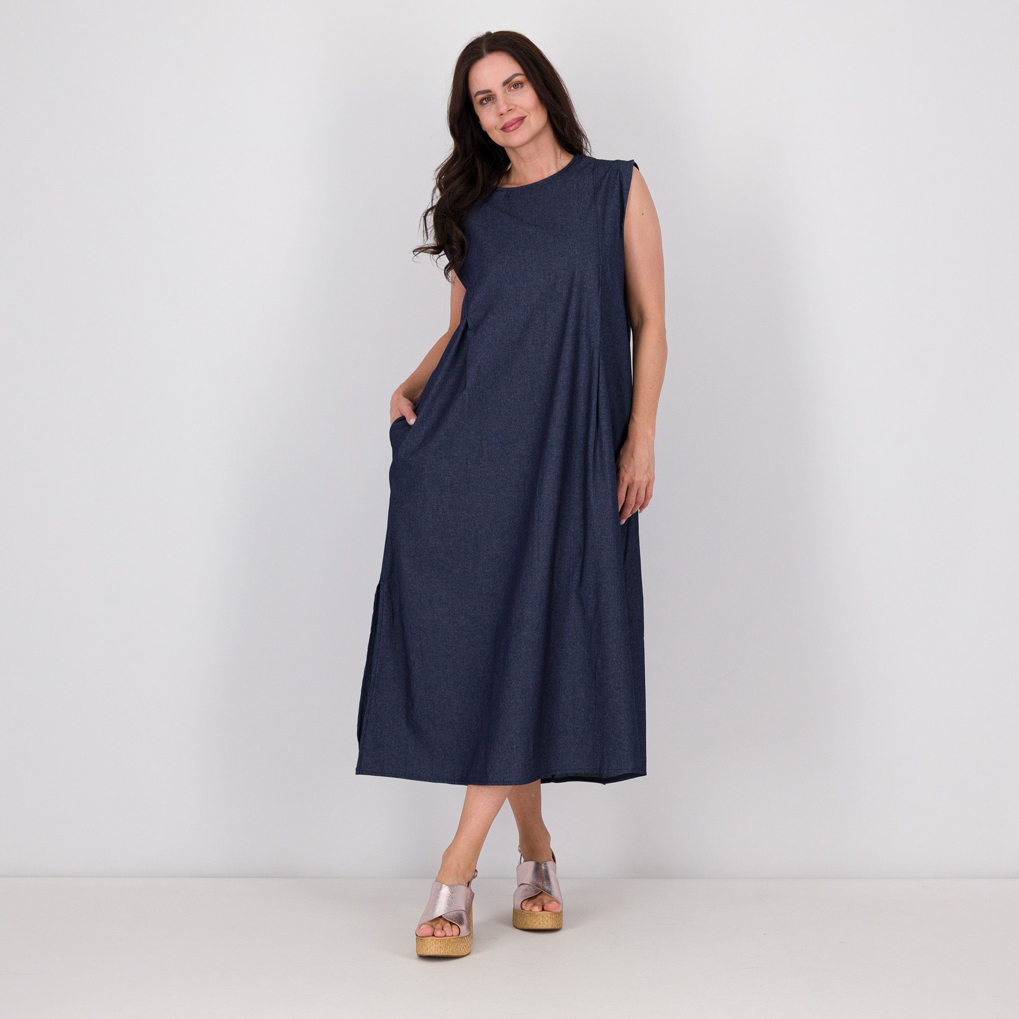 LUCREZIA SCIORTINO
Abito lungo smanicato
in chambray con
spacchi