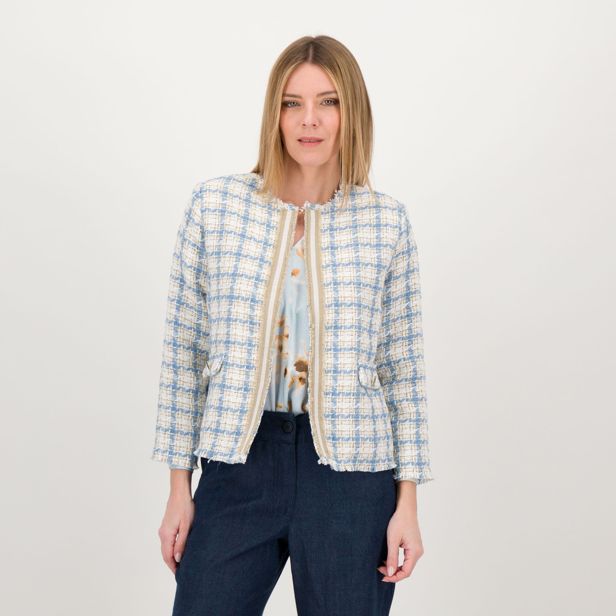 EVA Franco Ciambella
Giacca in tweed con
chiusura a gancino
e bordi sfrangiati