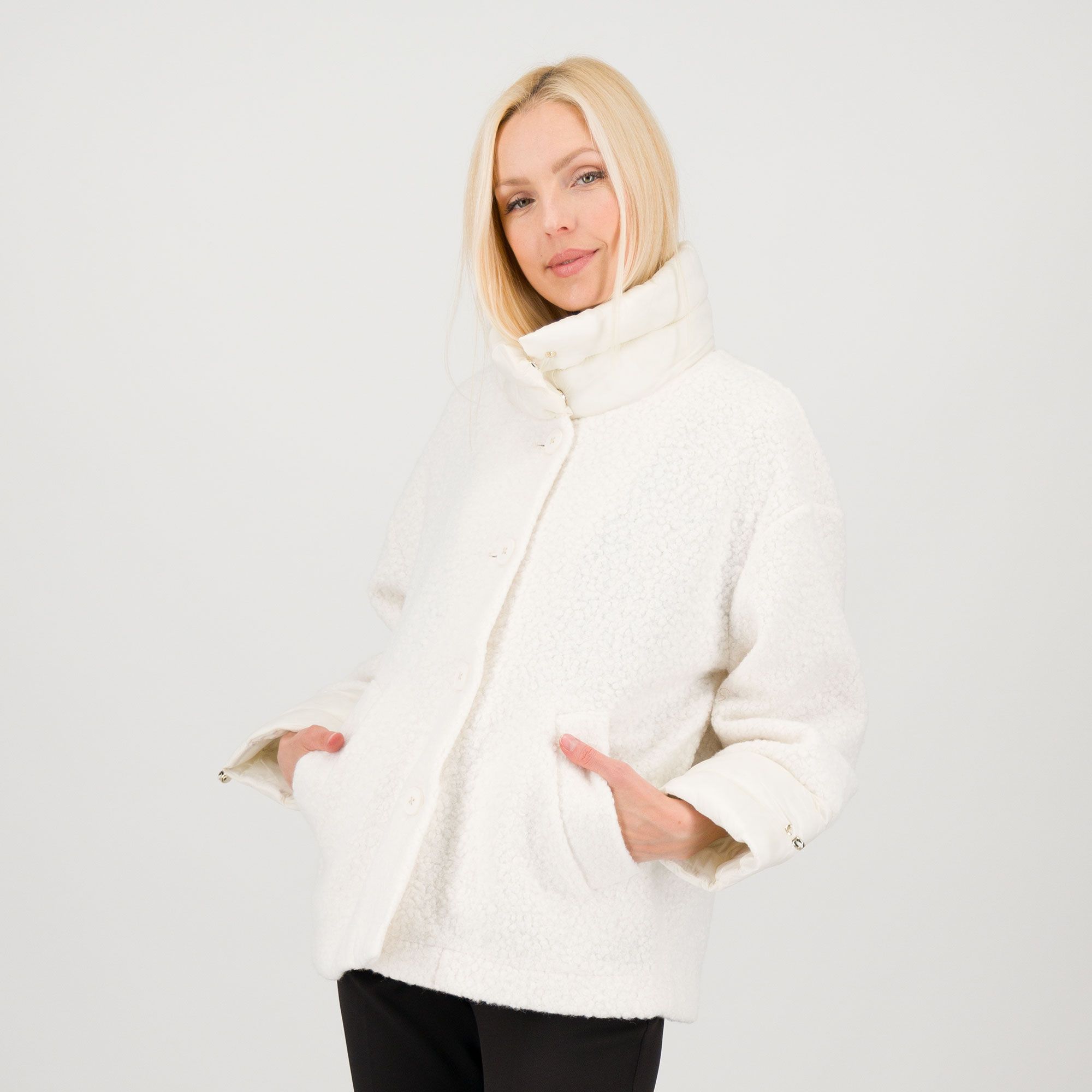 Neropale
Cappotto in tessuto
bouclé con inserti
in tessuto tecnico