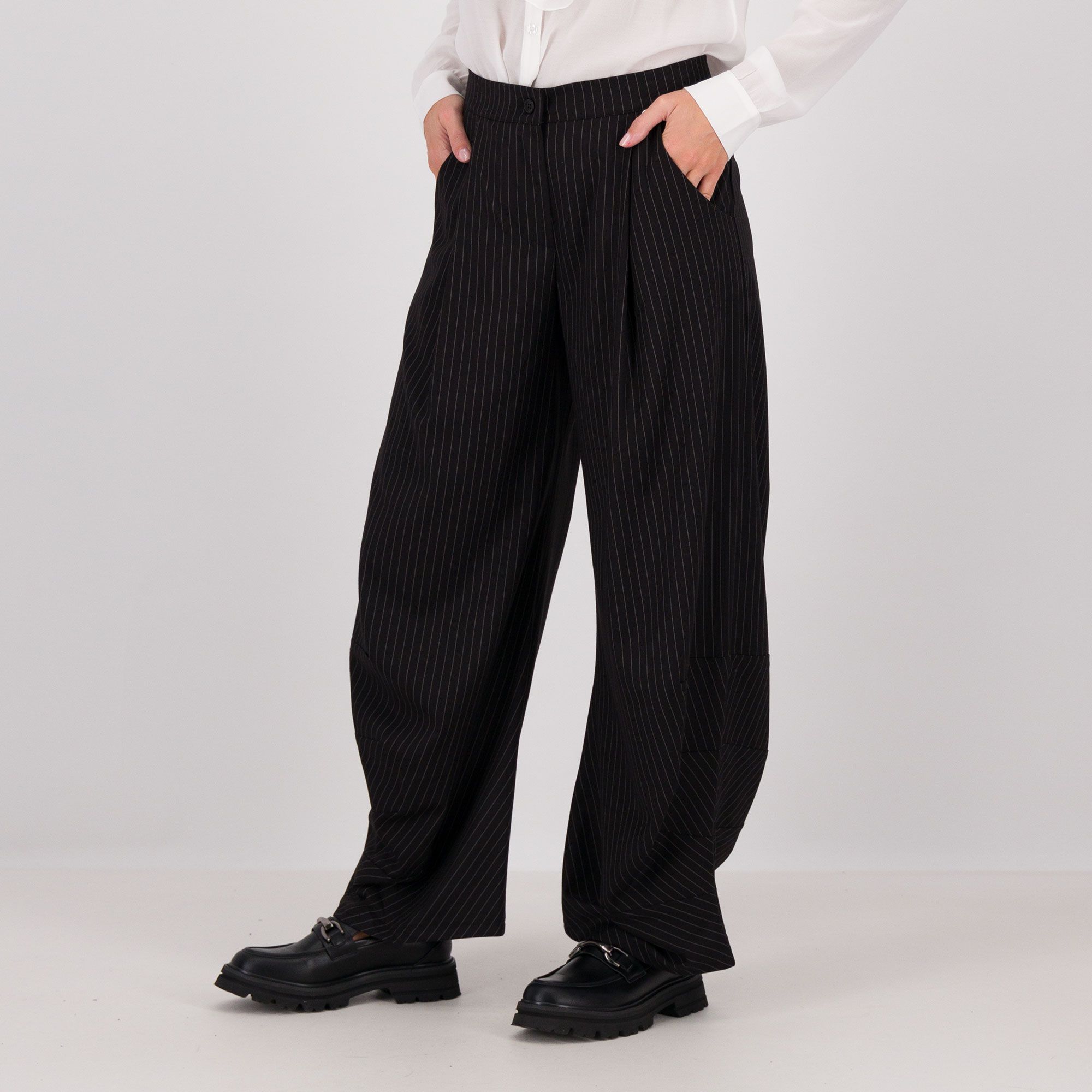 REBEKA ROSS
Pantaloni balloon
in gessato con
elastico in vita