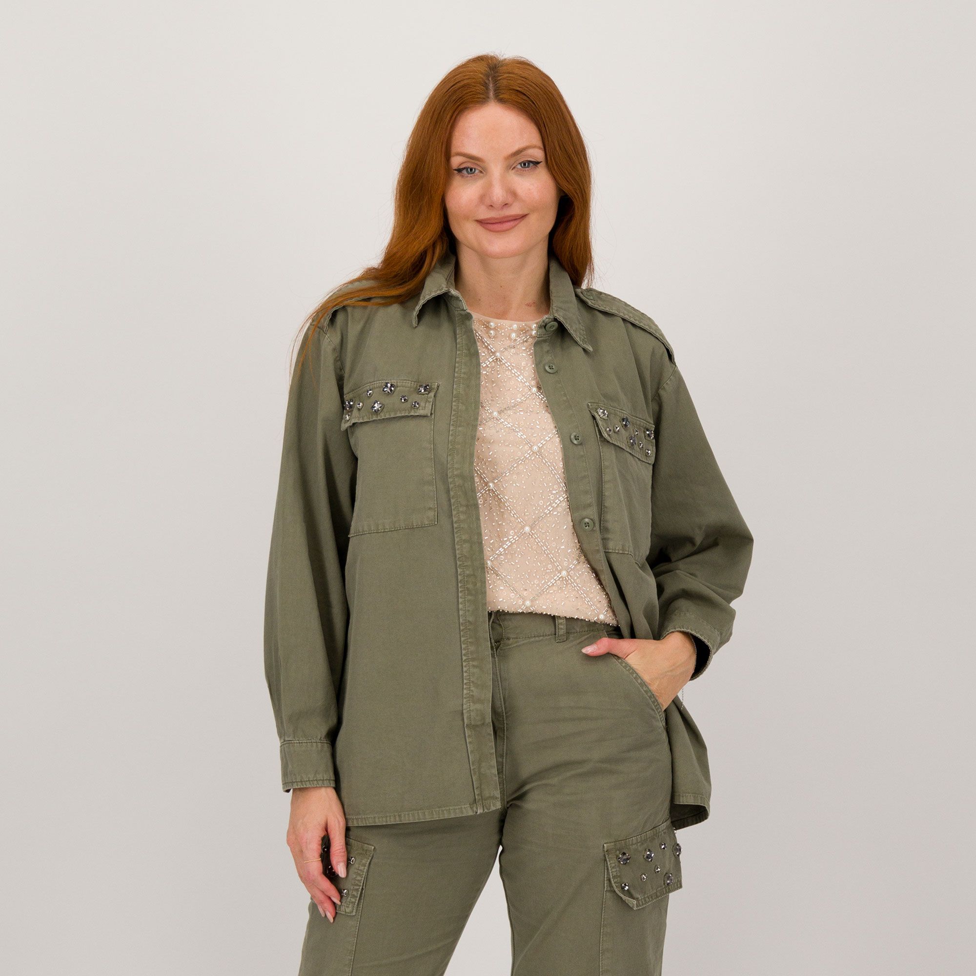 Oltre
Camicia in raso
di cotone tasche
con borchie