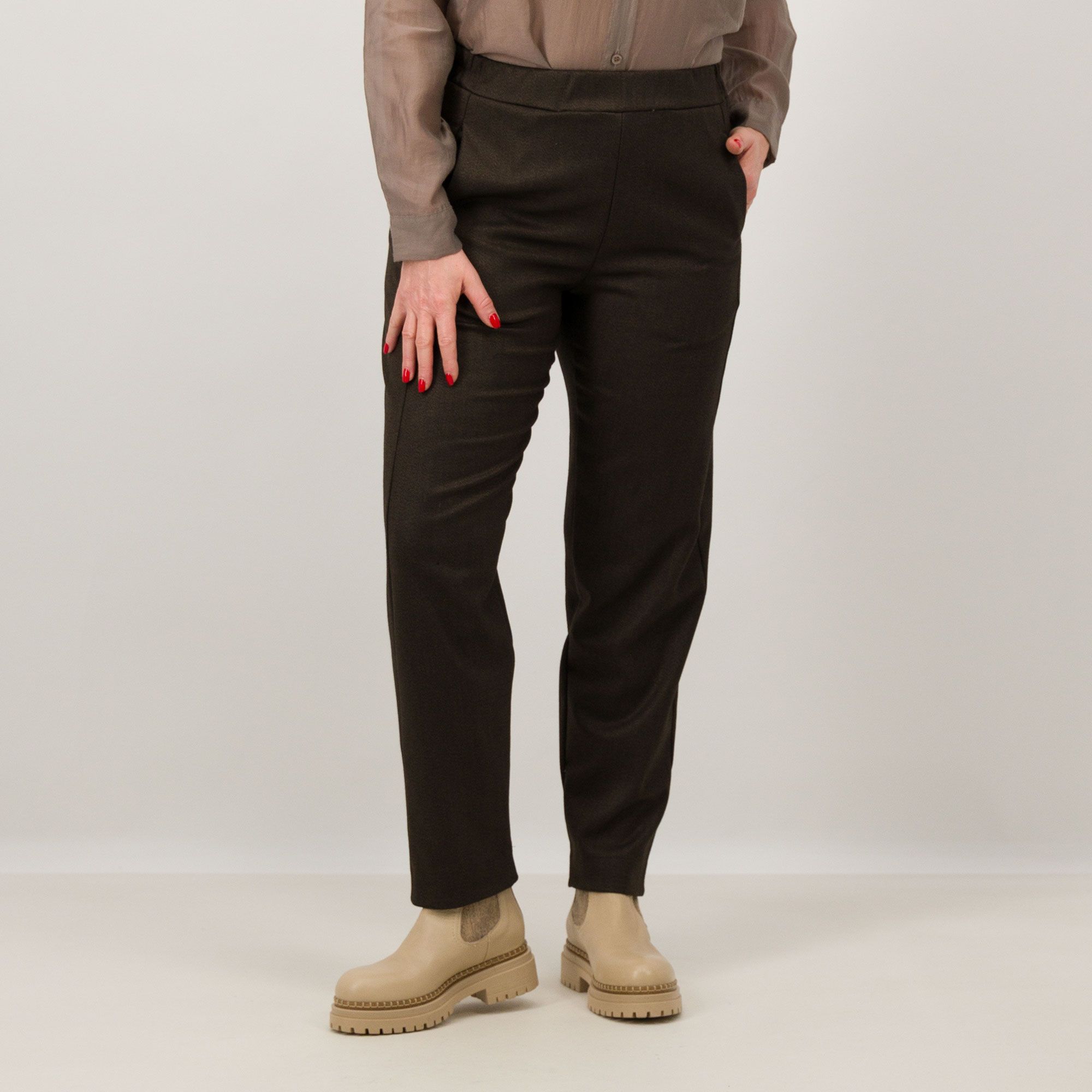 Enjoy
Pantaloni a carota
in tessuto spinato
con tasche