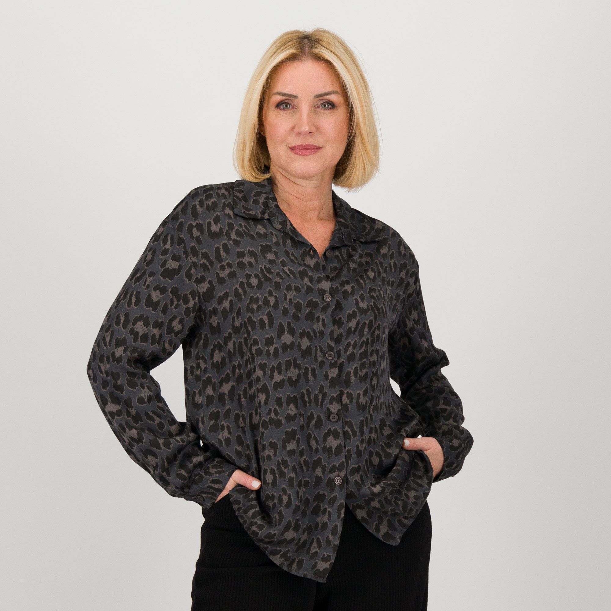 Lucrezia Sciortino
Camicia in raso di
viscosa fantasia
maculata