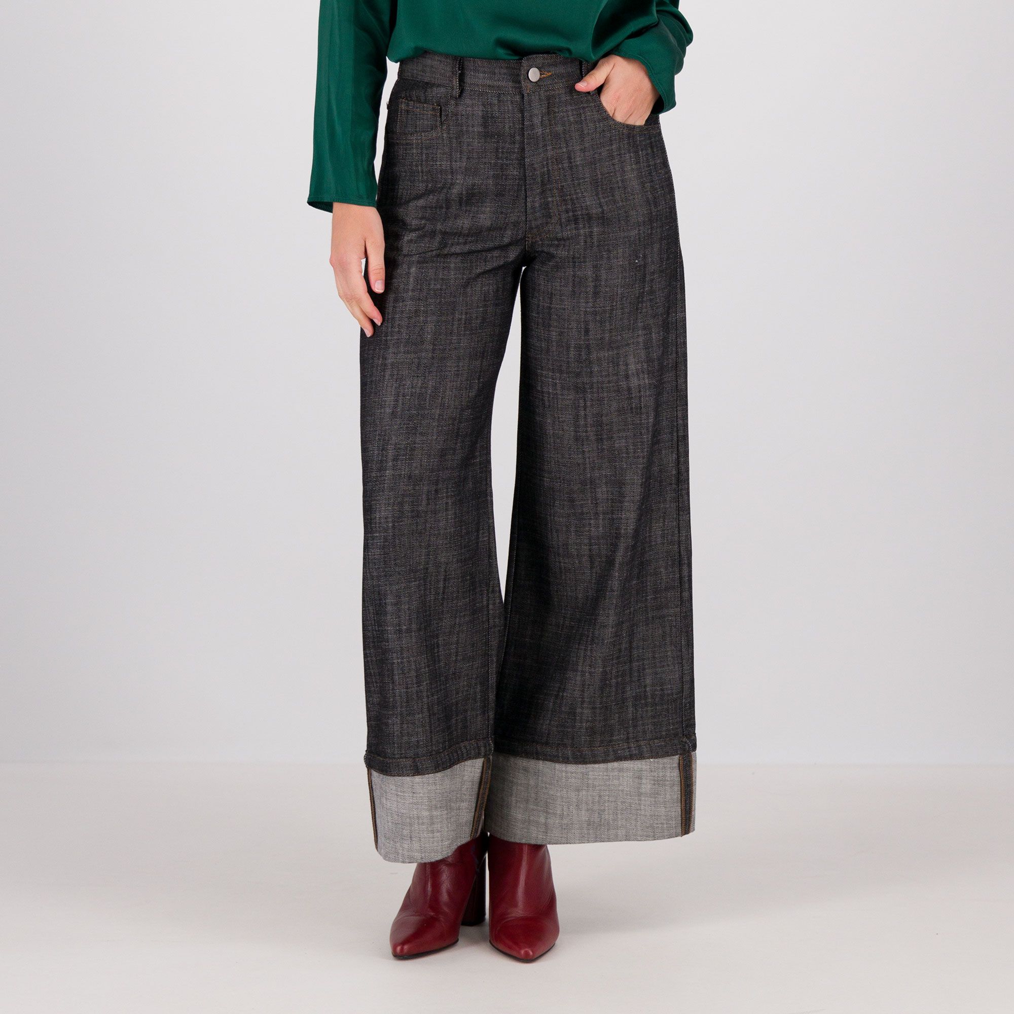 Mood Atelier
Jeans ampi
a 5 tasche 
con risvolto al fondo