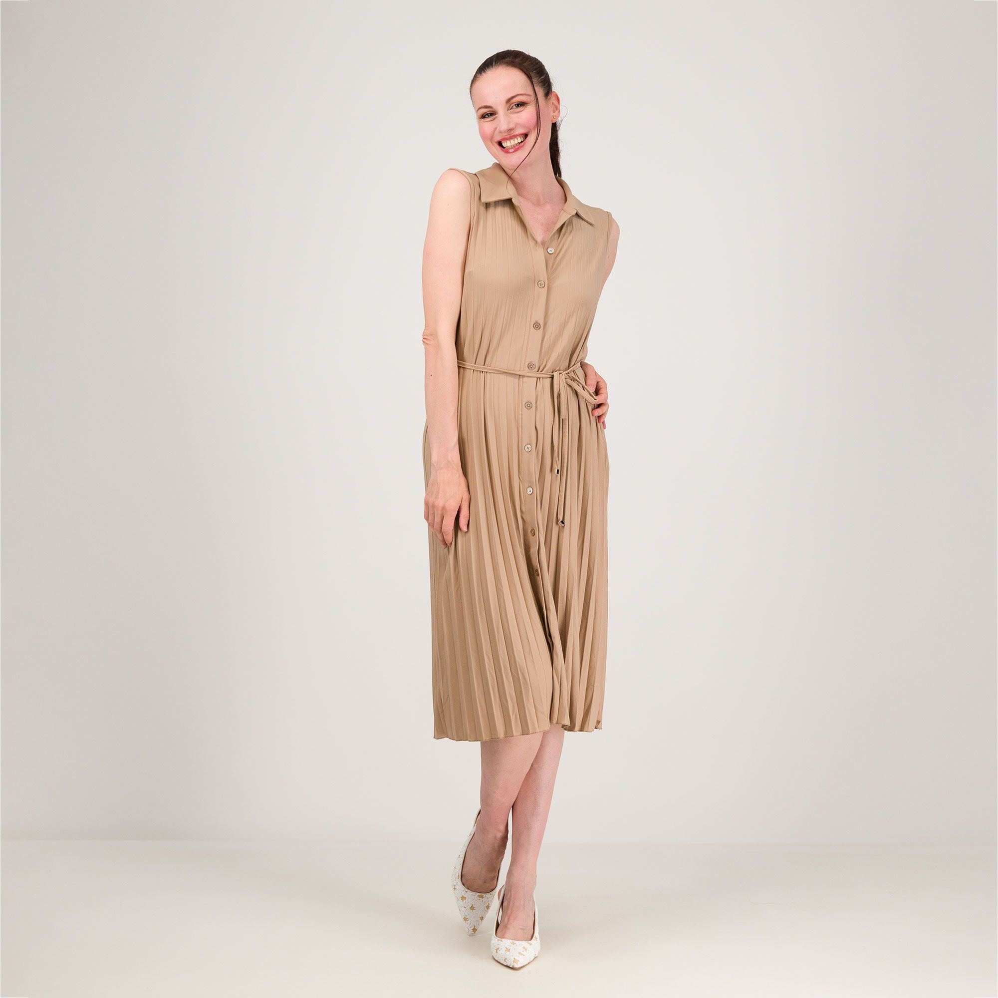 Nina Leonard
Abito midi smanicato
con cintura e collo
a camicia
