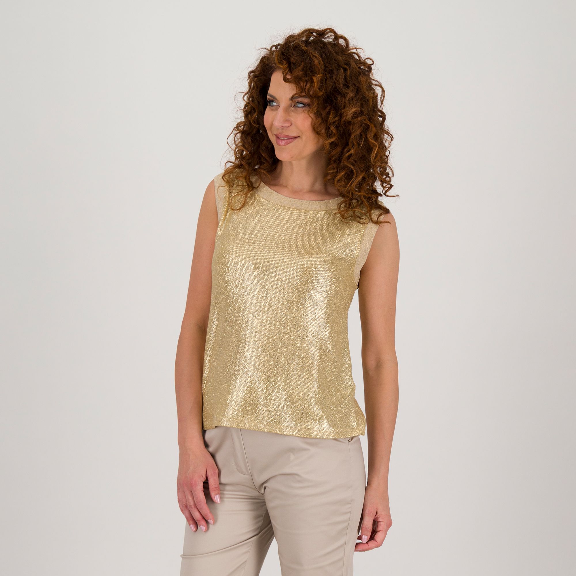 EVA Franco Ciambella
Top smanicato
con scollo tondo in
tessuto lamé fantasia