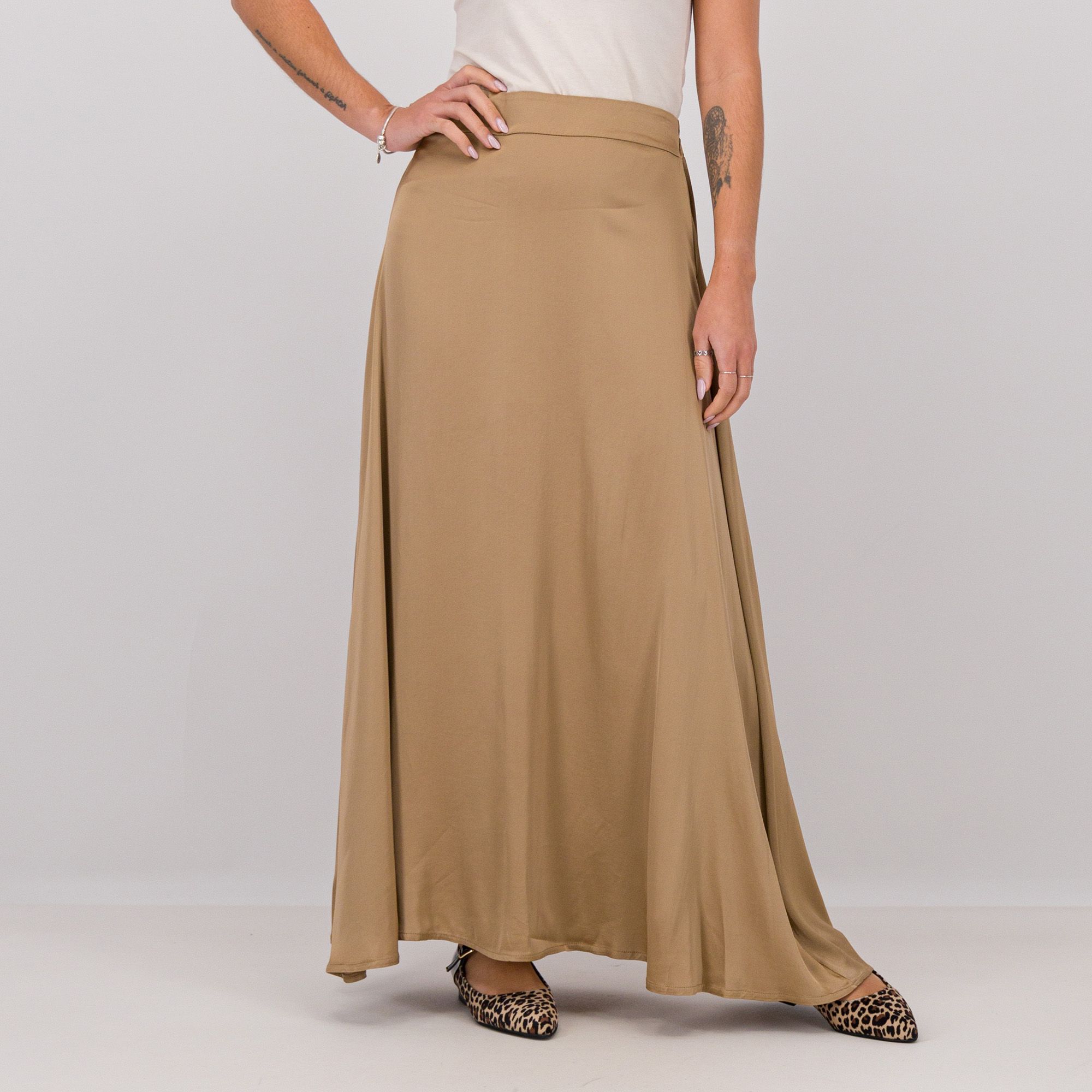 Oltre
Gonna lunga
in raso di viscosa
con elastico in vita